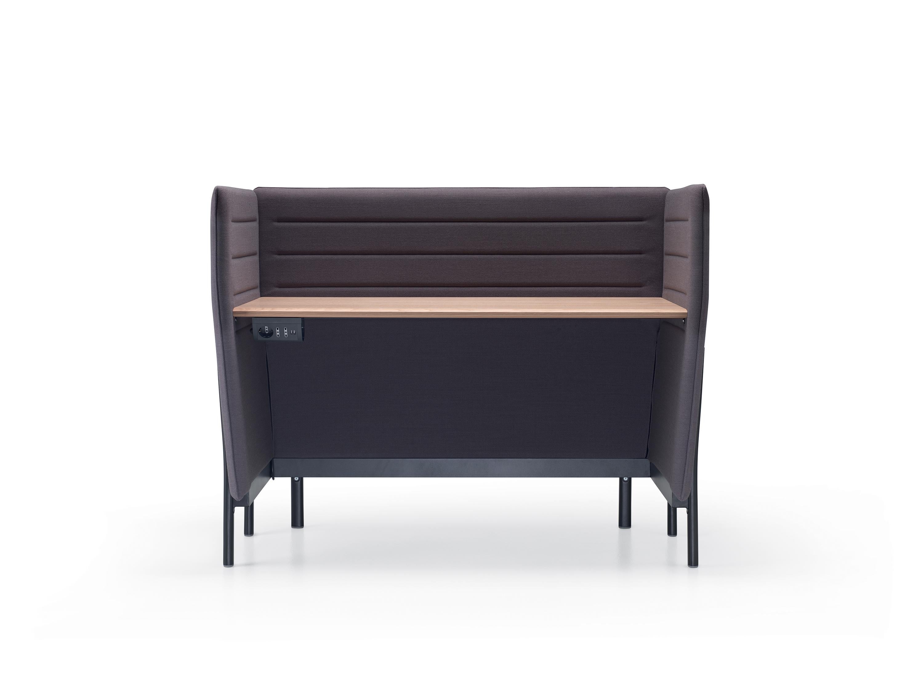 Alias 885 Small Eleven High Desk in Natural Oak & Black Lacquered Aluminum Frame by PearsonLloyd

Desk. Structure with legs in die-cast aluminium and frame in steel lacquered or polished.Panels covered with fabric. Fixed top in MDF oak veneered