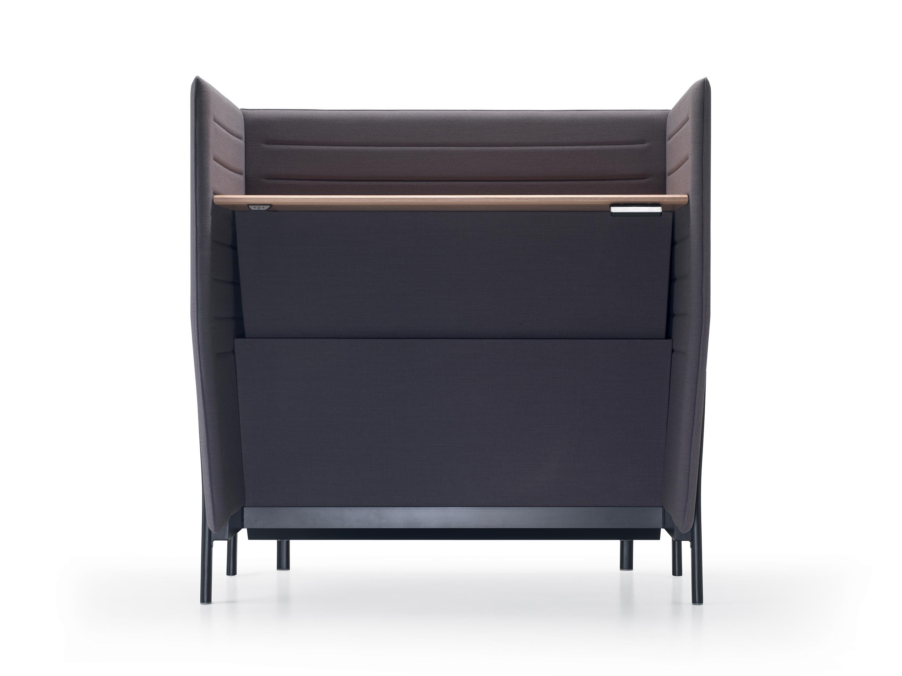 Alias 886 Large Eleven High Desk Adjustable with Oak Top and Upholstered Panels by PearsonLloyd

Desk. Structure with legs in die-cast aluminium and frame in steel lacquered or polished.Panels covered with fabric.Height adjustable top in MDF oak