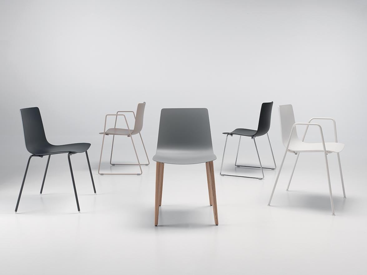 Alias 89E Slim Chair Wood Soft with Small Pad in Beige and Natural Oak Frame by PearsonLloyd

Chair with structure in oak solid wood and frame in lacquered steel. Shell in monochromatic polypropylene with cushion fixed to the seat and to the