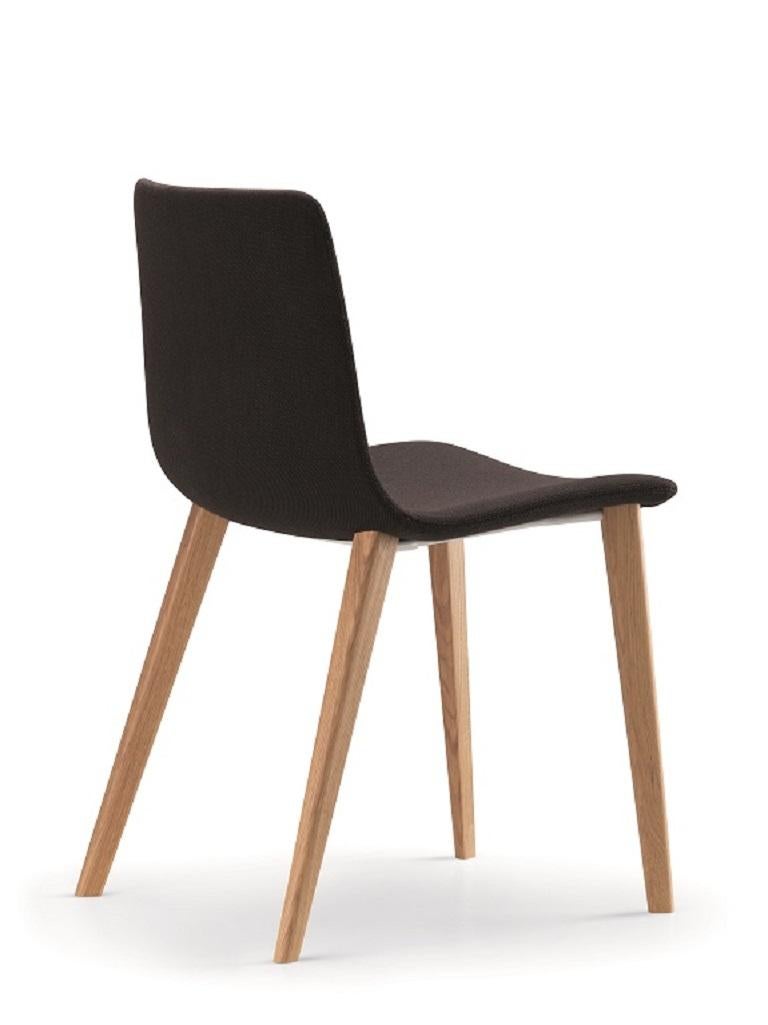 Alias 89M Slim Chair Soft L with Natural Oak Frame and Grey Upholstered Seat by PearsonLloyd

Chair with structure in oak solid wood and frame in lacquered steel. Shell in polypropylene upholstered with cover in fabric, leather or eco-leather.