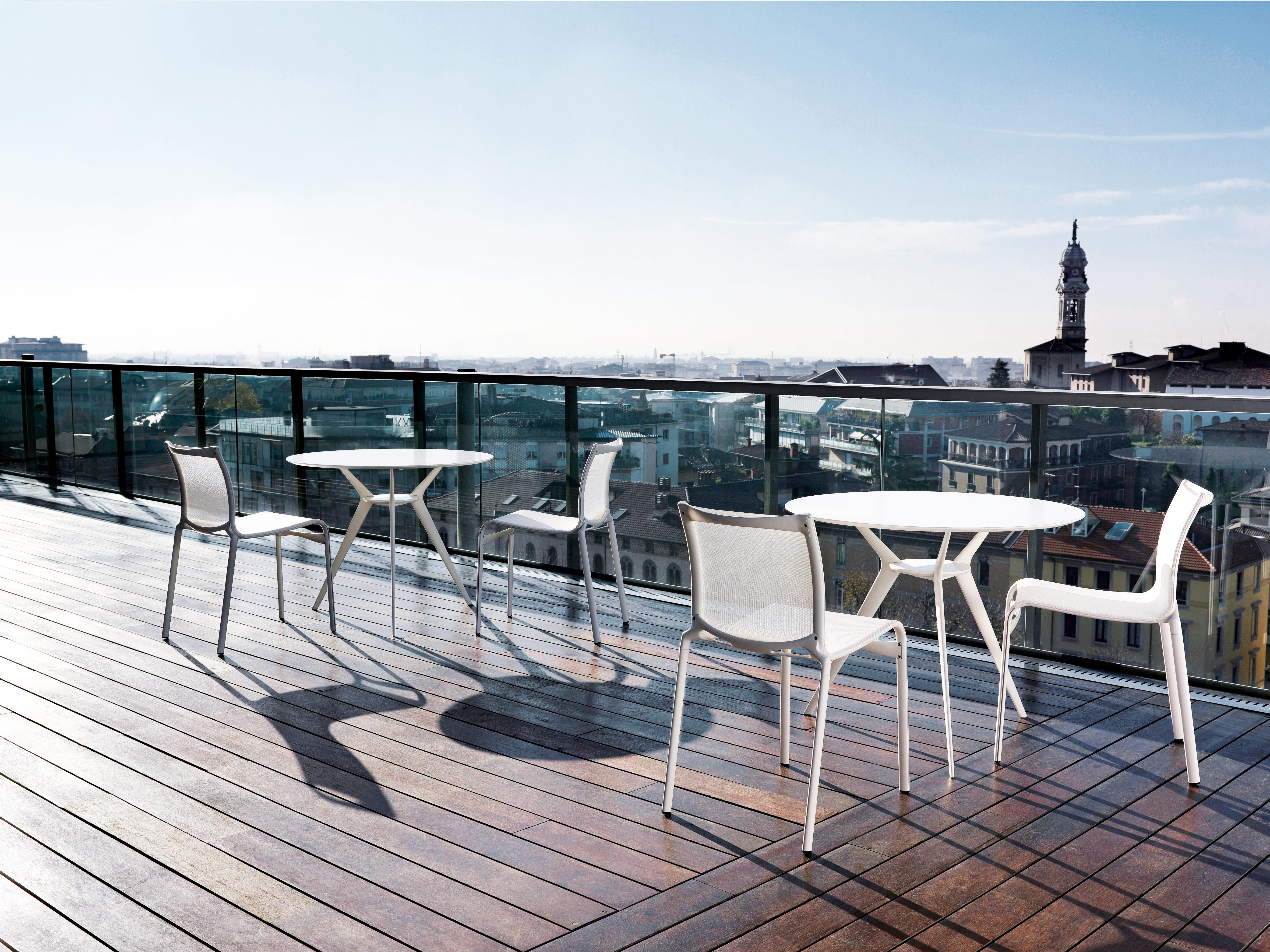 Alias B03 Biplane XS Ø80 Outdoor Table in White Top and Lacquered Frame by Alberto Meda

Little table for outdoor use with structure composed of 3 legs in die-cast aluminium with painted finishes, connected by shelf.Round top in white acrylic stone