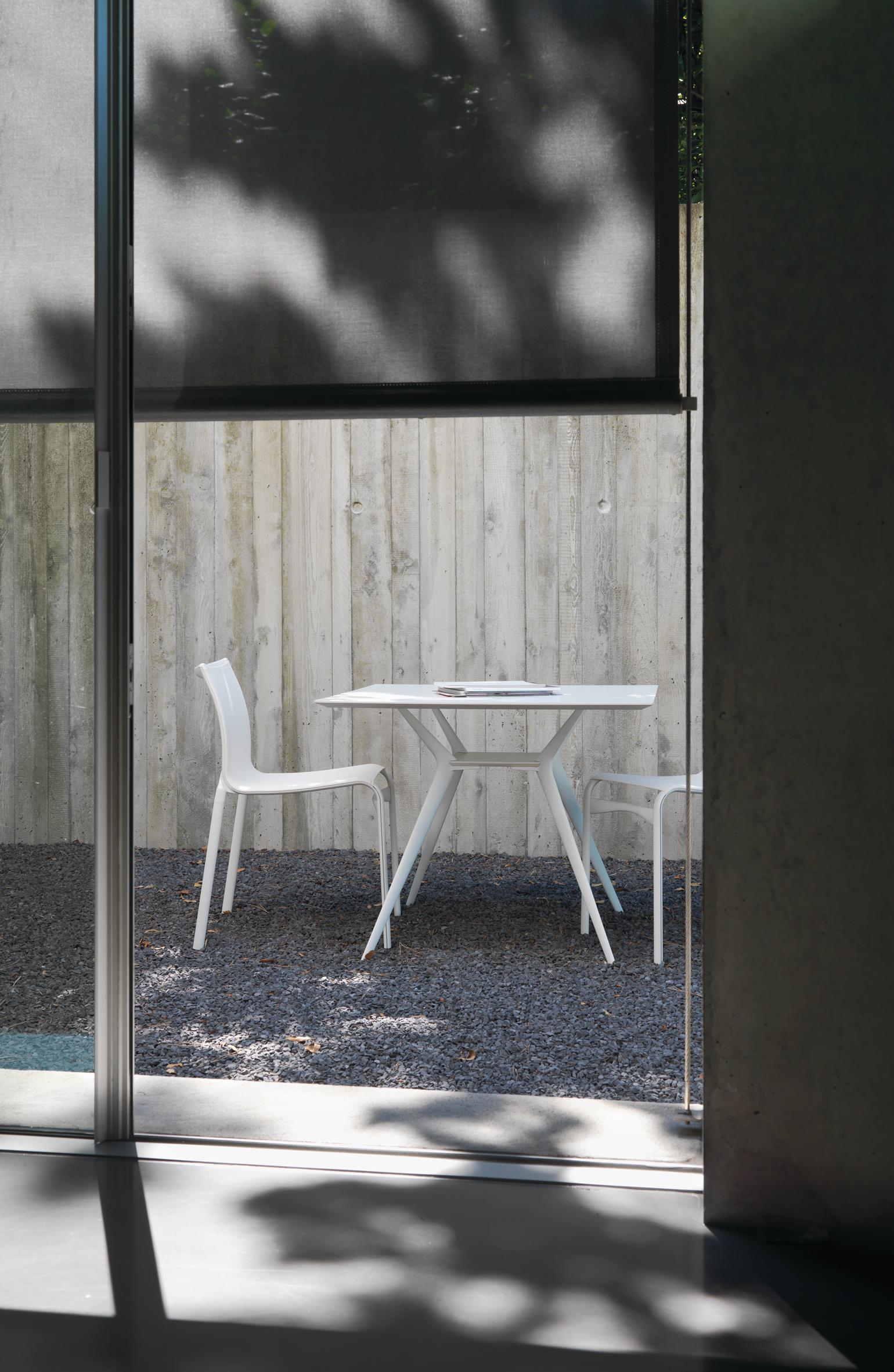 Alias B04 Biplane XS 95x95 Outdoor Table in White Top and Lacquered Frame by Alberto Meda

Little table for outdoor use with structure composed of 4 legs in die-cast aluminium with painted finishes, connected by shelf.Square top in white acrylic