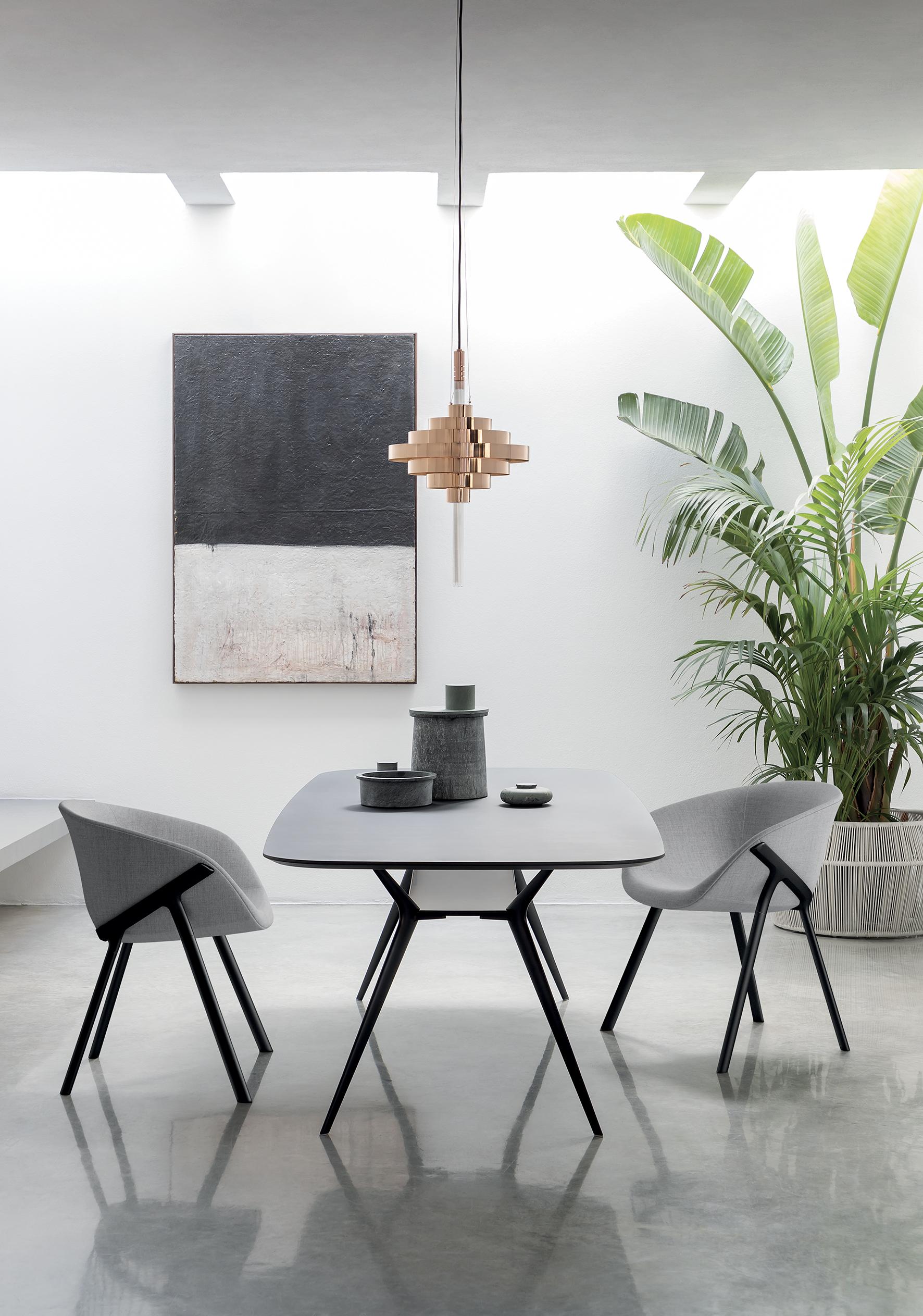Alias Biplane 402 Table in Graphite Grey MDF Top and Lacquered Aluminium Frame by Alberto Meda

Round table with structure composed of 4 legs in die-cast aluminium with painted or polished finishes, connected by a shelf.
Top available in: -