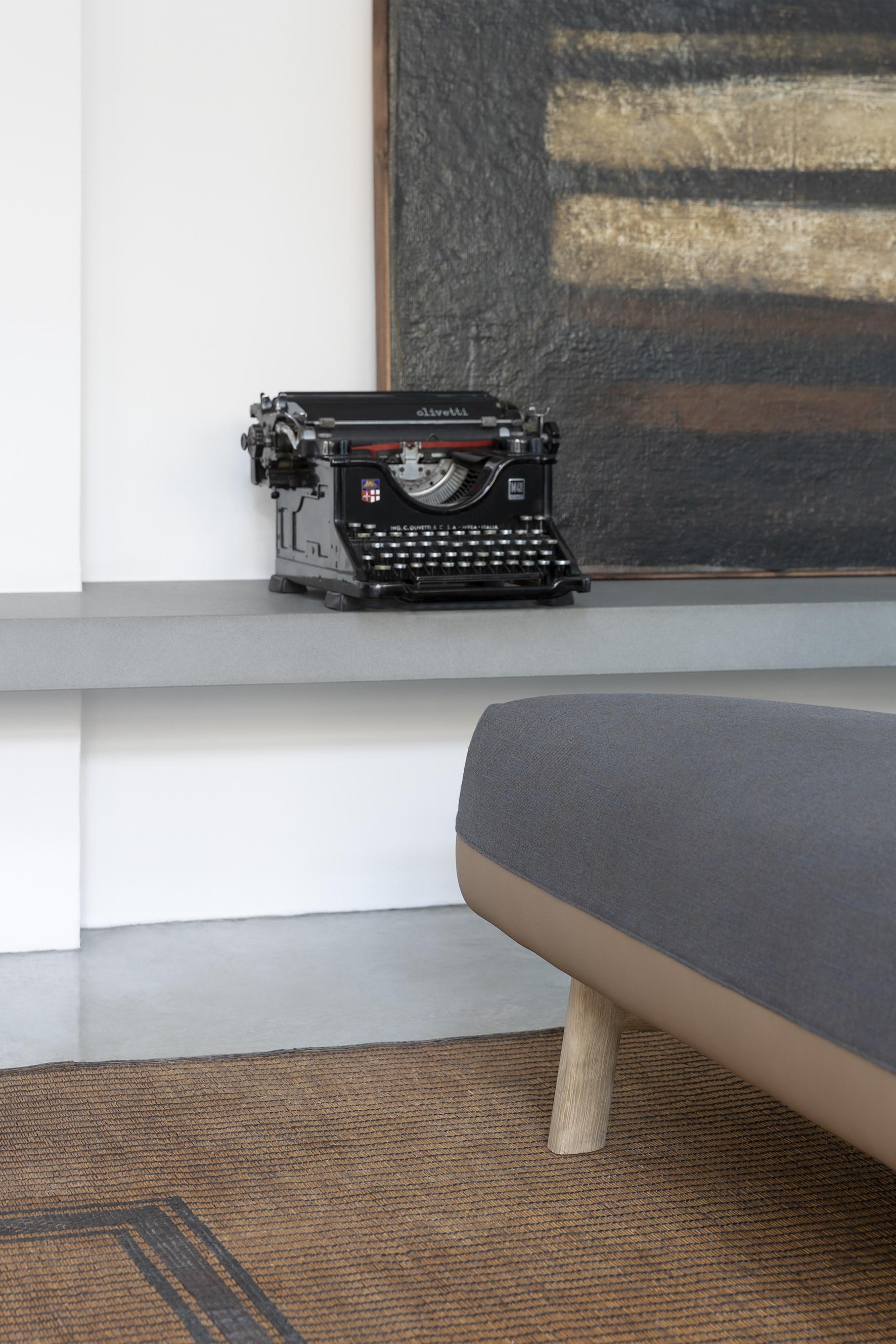 XXIe siècle et contemporain Canapé Alias D20 Trigono Two Seater en tissu gris avec cadre en chêne naturel en vente