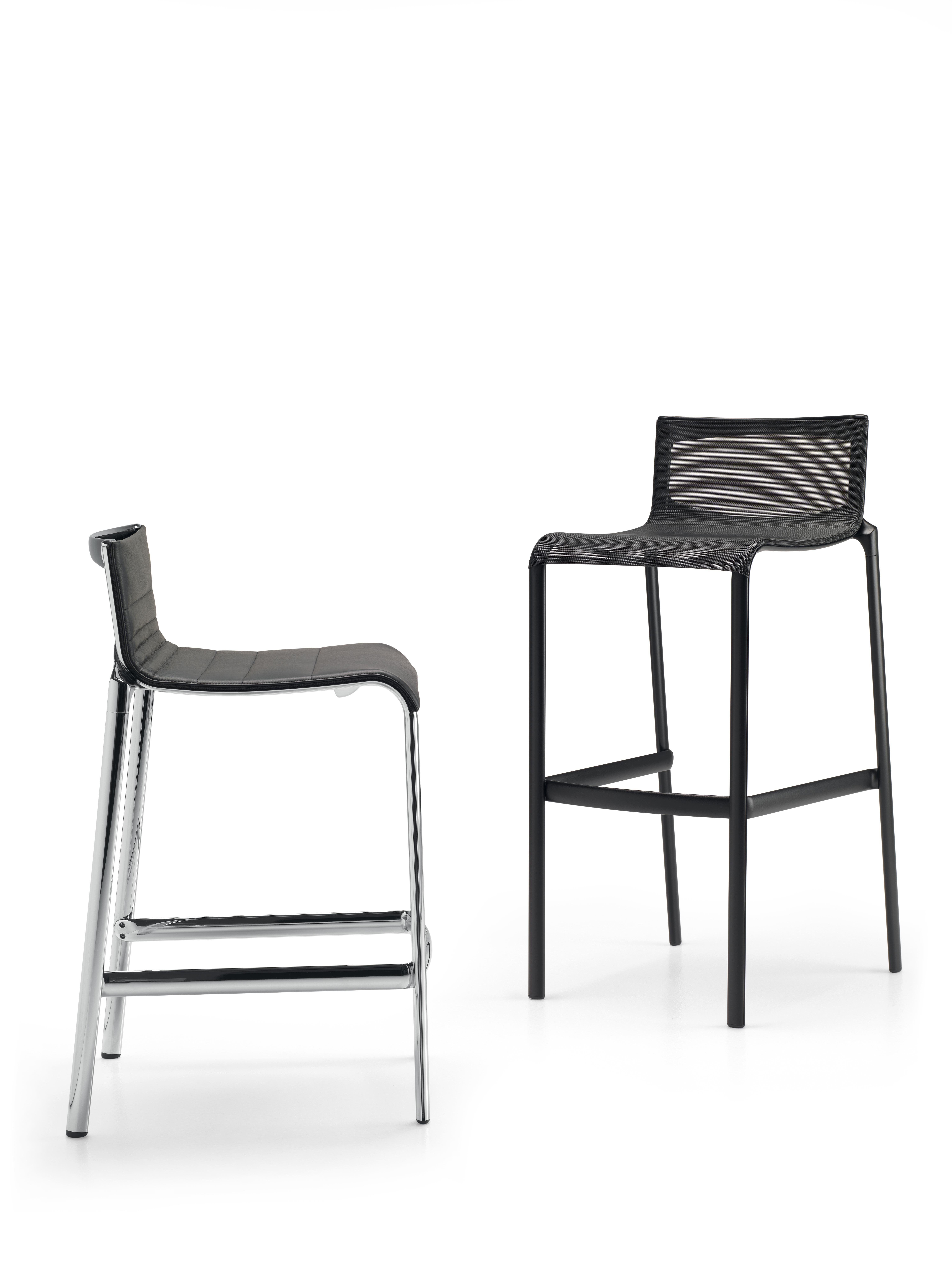 Alias Frame 41A Stool in Black Upholstery with Black Lacquered Aluminium Frame by Alberto Meda

Stool with structure composed of extruded aluminium profile and die-cast aluminium elements, seat and back in fire retardant PVC covered polyester mesh