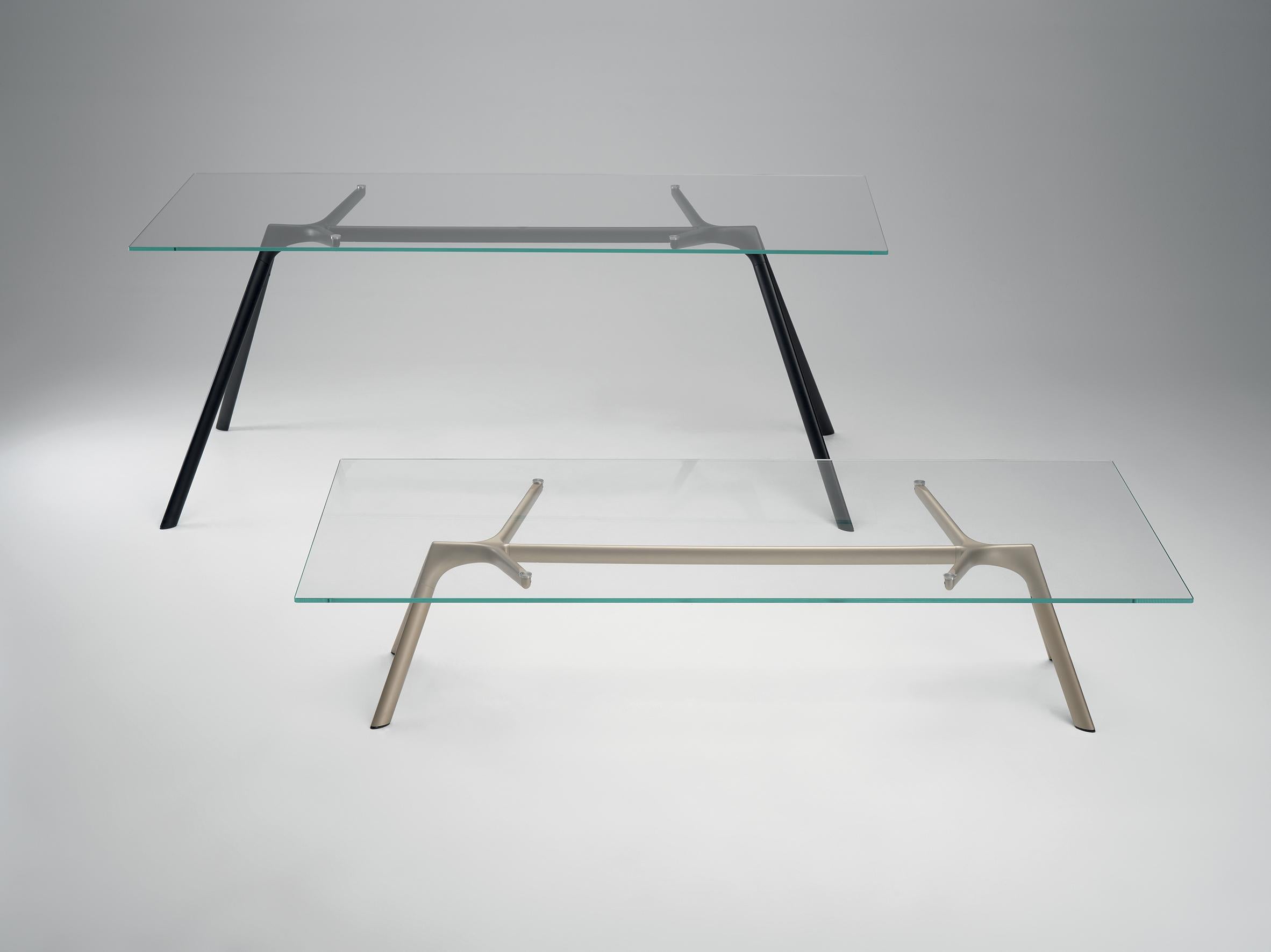 italien Grande table Alias 45A avec plateau en verre et cadre en aluminium laqué noir en vente