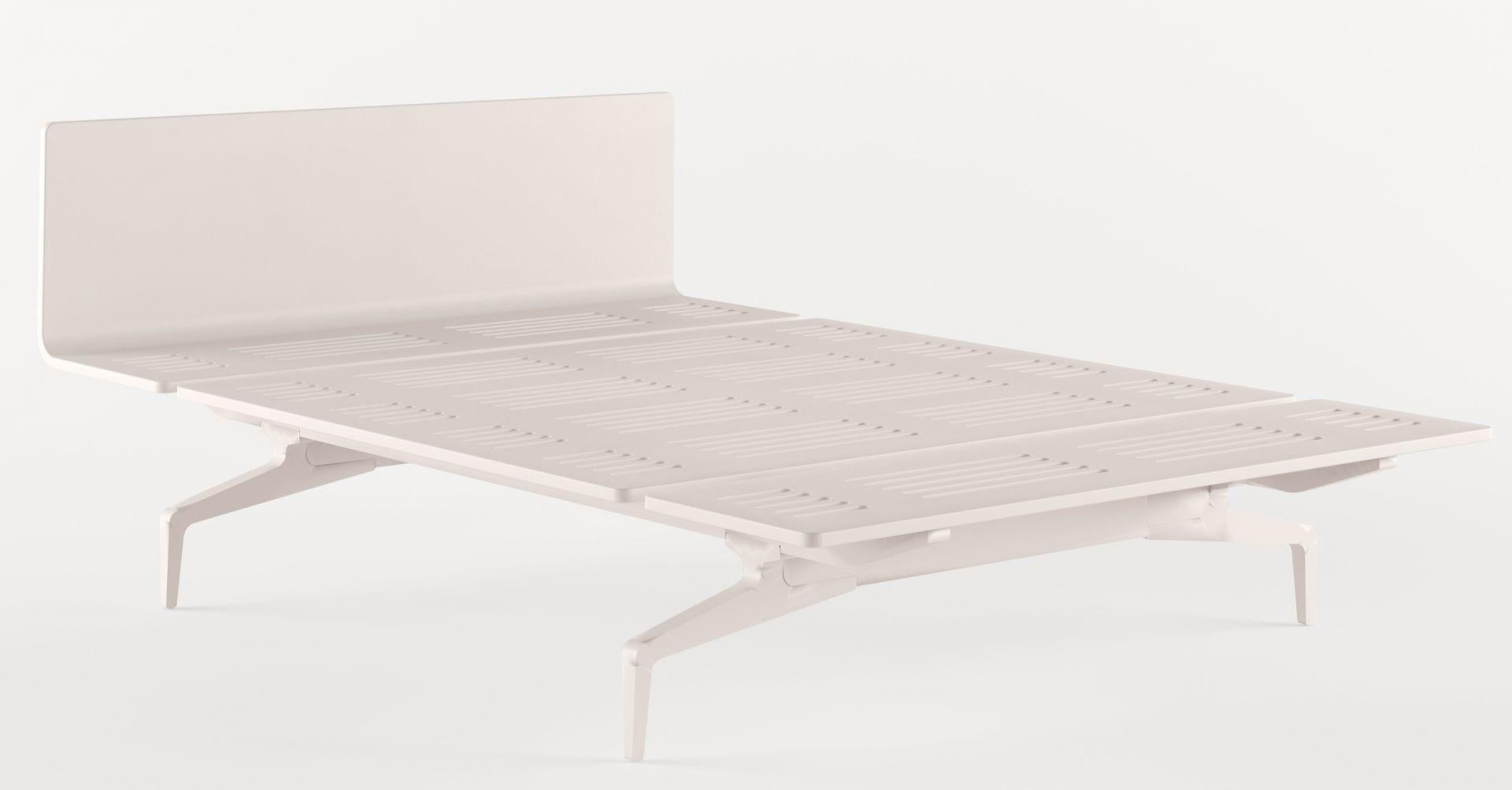 Linear and contemporary LEGNOLETTO 160
American Queen
WHITE MATTE LACQUER
POLISHED LEGS
mattress not included. 
platform: 14.6