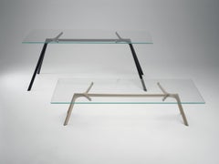 Mesa Alias Medium Dry XS 45B con tablero de cristal y estructura metálica dorada anodizada