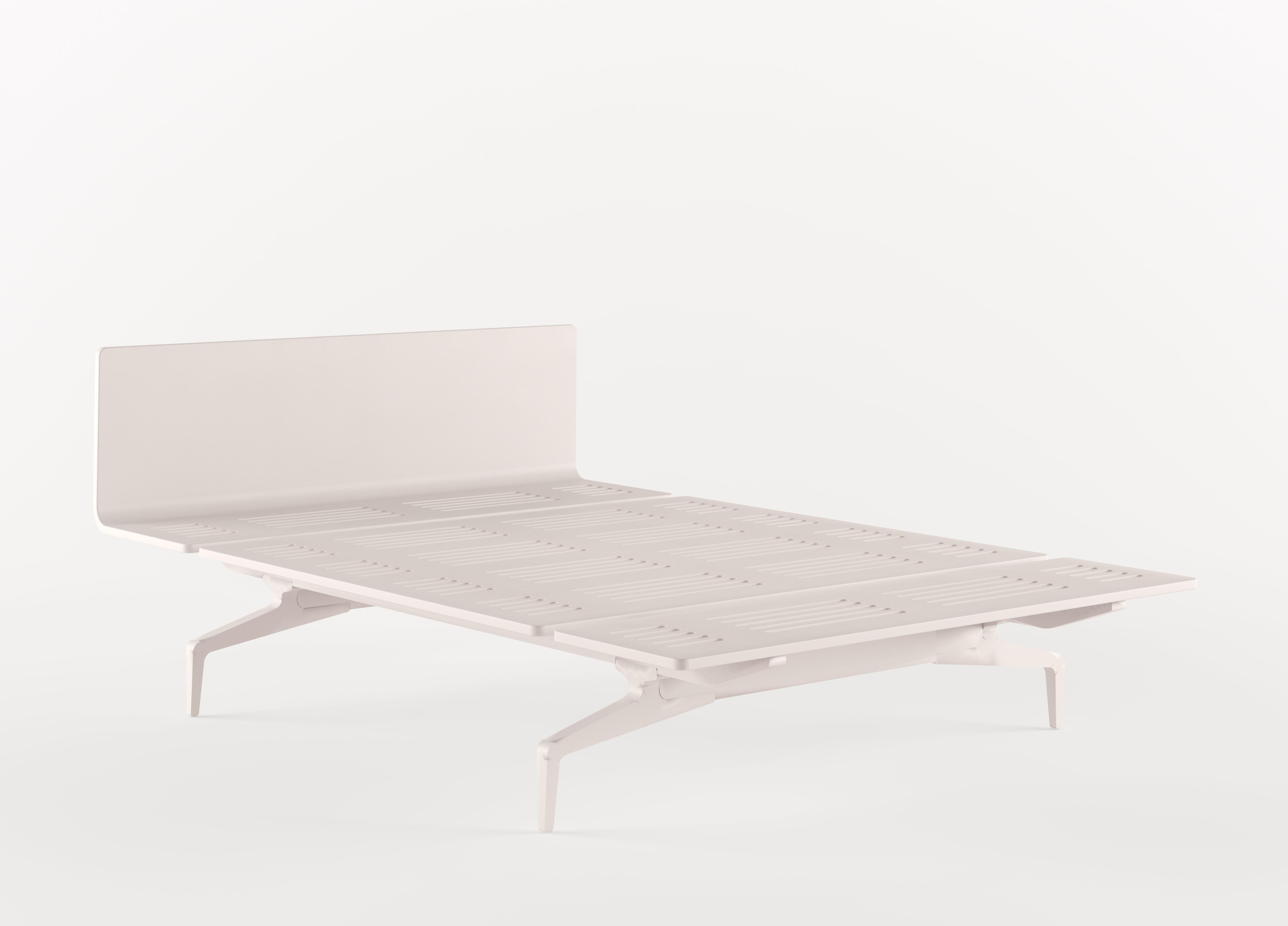 Alias Medium LL3 Legnoletto Bed in White Matt Lacquer Frame by Alfredo Häberli

Bed with headboard with medium edge and foot without edge matt lacquered; legs in polished or lacquered die-cast aluminium. Dimensions: - 90x206 cm (suggested mattress