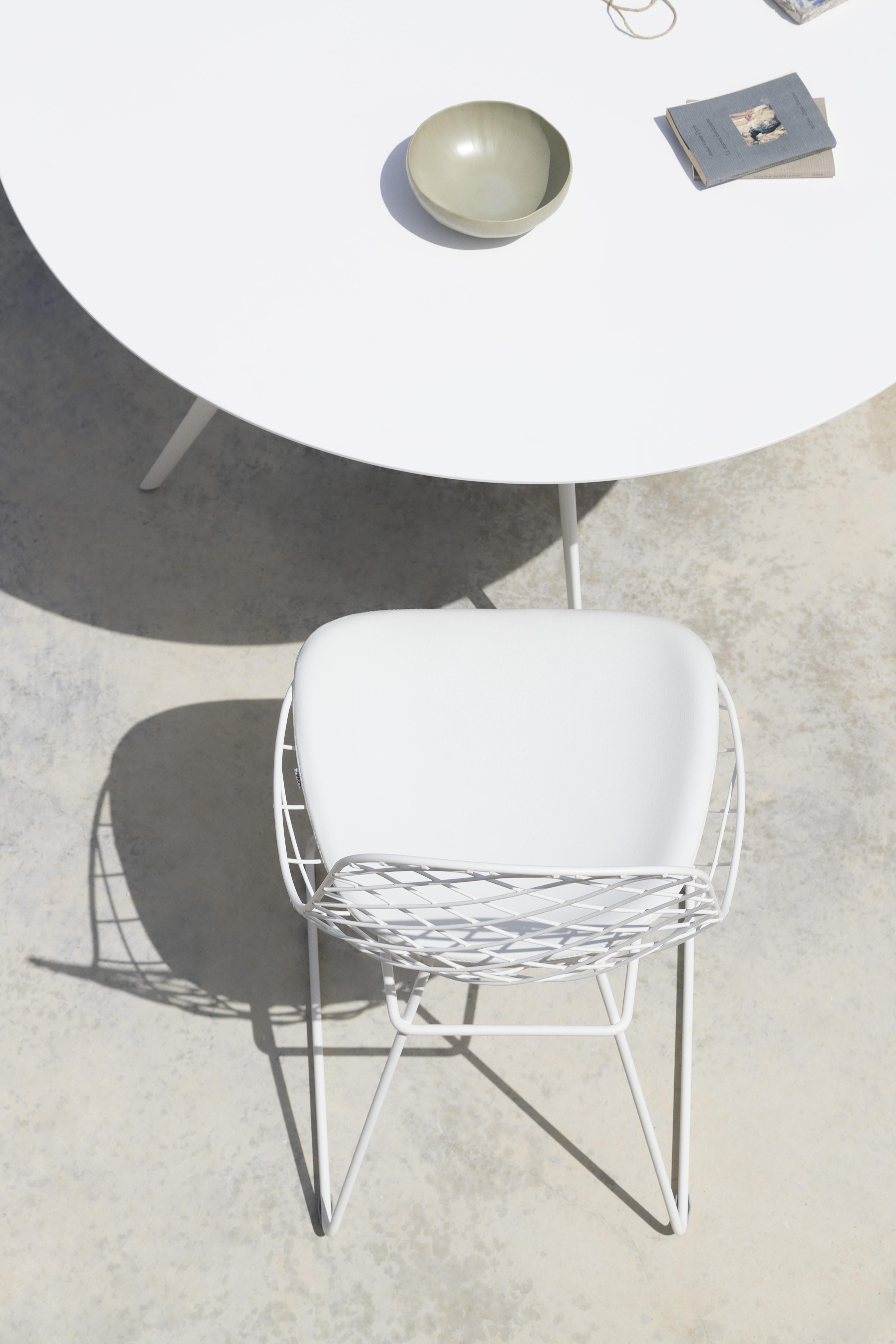 Chaise d'extrieur Kobi Sledge Alias N01 avec assise en cuir et cadre laqu blanc Neuf - En vente à Brooklyn, NY