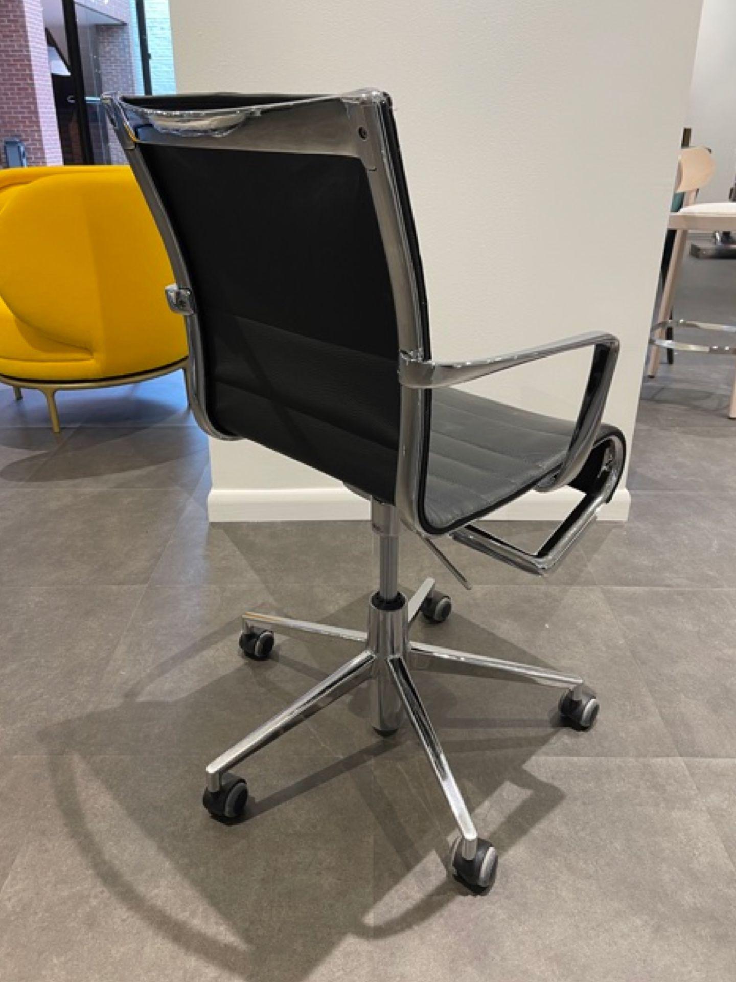 The Frame collection is characterised by an extruded aluminium and stove enamelled die casting components. 

The Rolling Frame chairs have a five-star base with castors,
