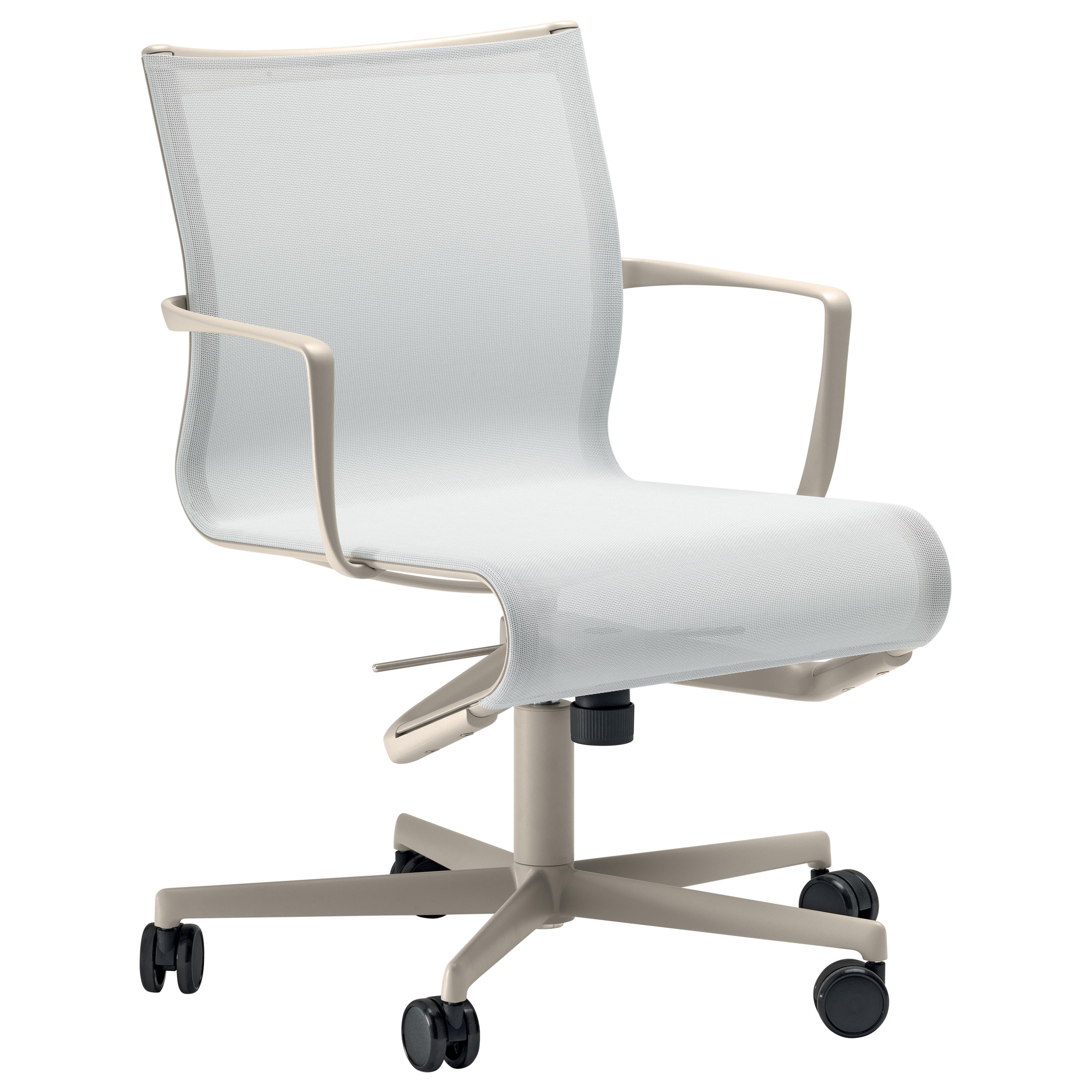 Silla Alias Rollingframe 52 en tapicería de malla blanca con estructura de aluminio arena