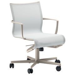 Silla Alias Rollingframe 52 en tapicería de malla blanca con estructura de aluminio arena