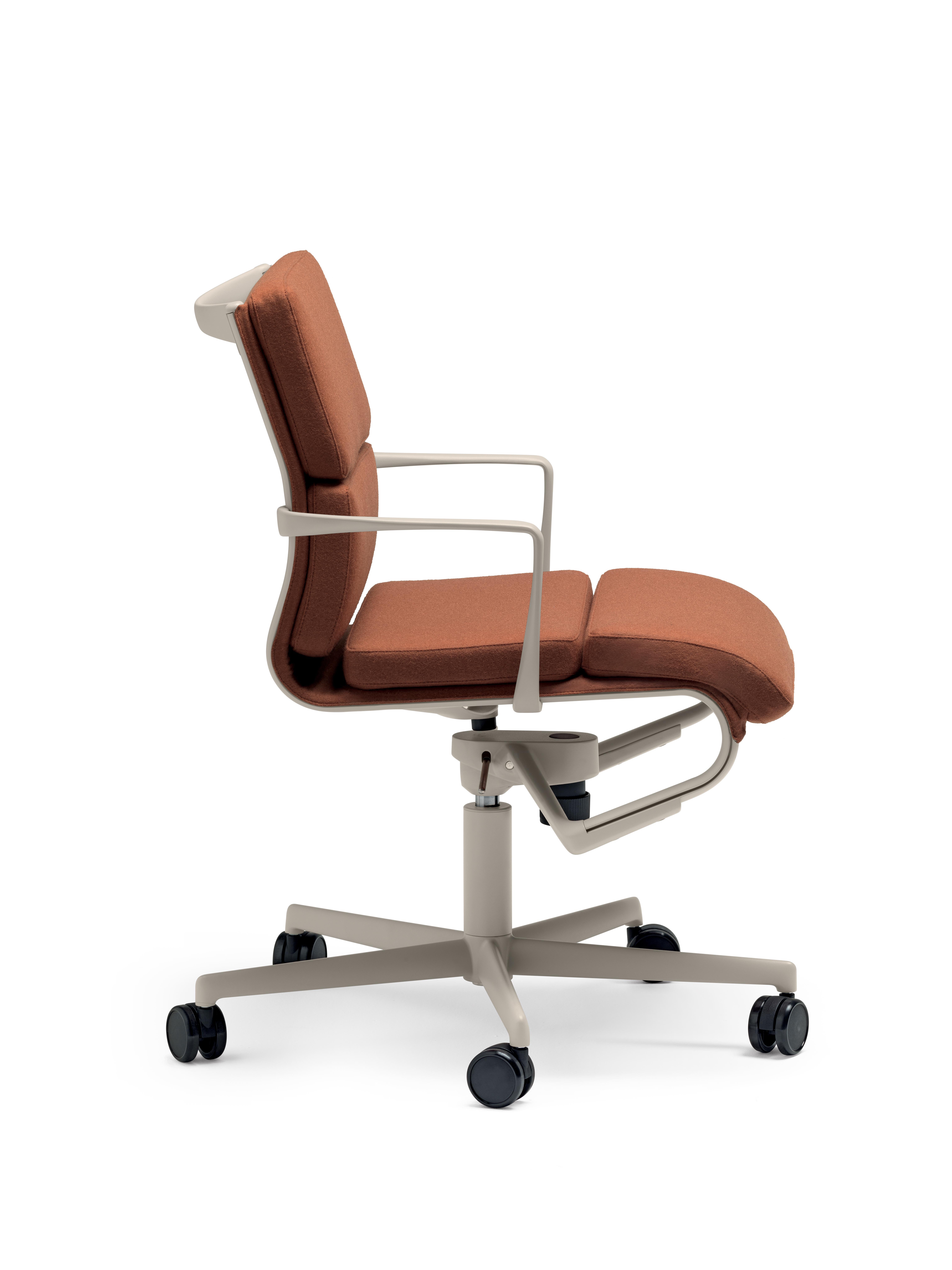 Alias Rollingframe Chair 52 Soft in Brown Upholstery with Sand Aluminium Frame by Alberto Meda

Height adjustable chair with arms, with soft (or hard ***) breaking castors and 5-star swivel base with tilting mechanism. Structure made of extruded