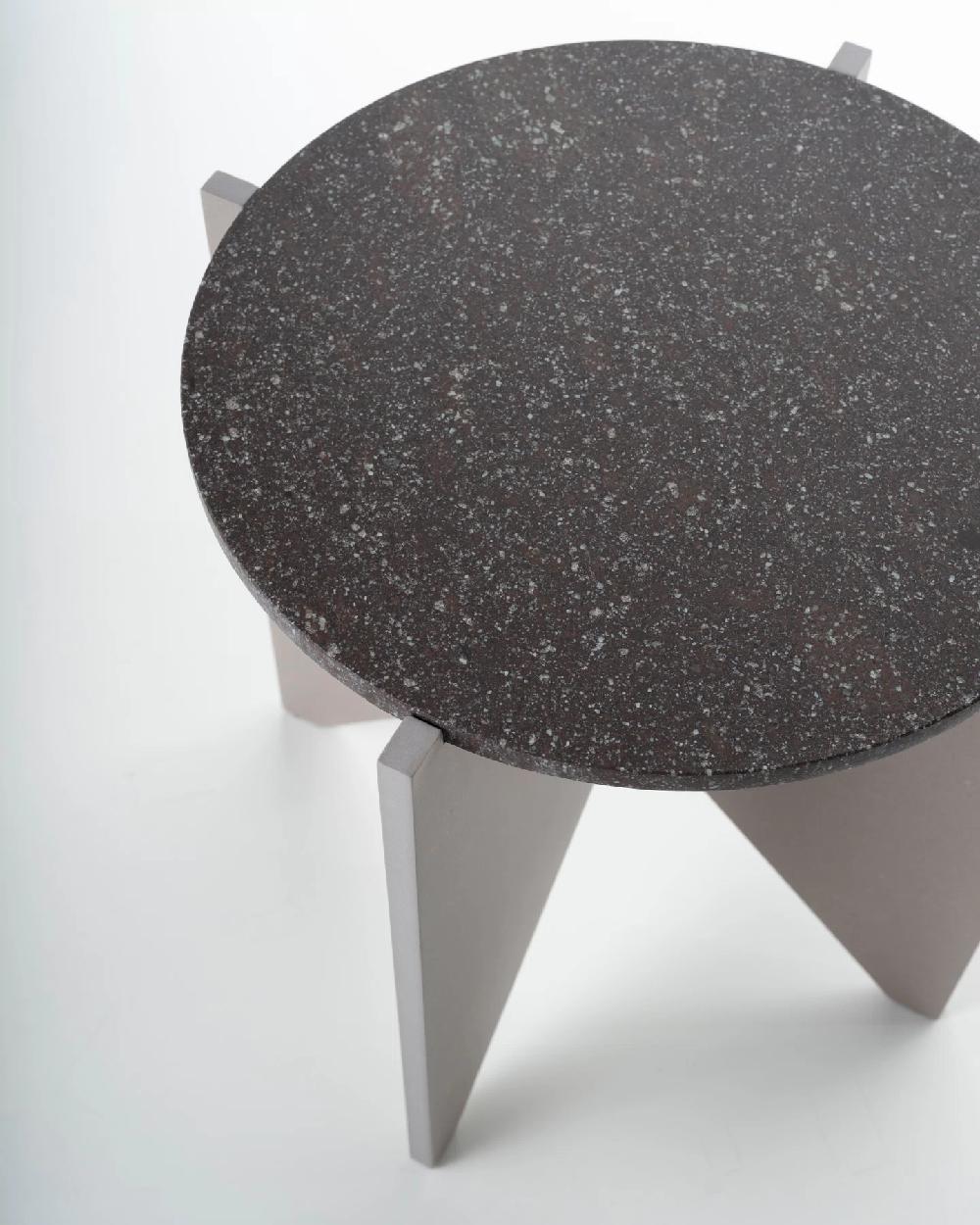Table basse avec base composée de quatre éléments en MDF Valchromat® (laqué dans la masse et transparent) fixés à un cylindre en acier structurel, laqué noir brillant. 
Le dessus est disponible en :
- verre de 12 mm d'épaisseur.  (gravés à l'acide,