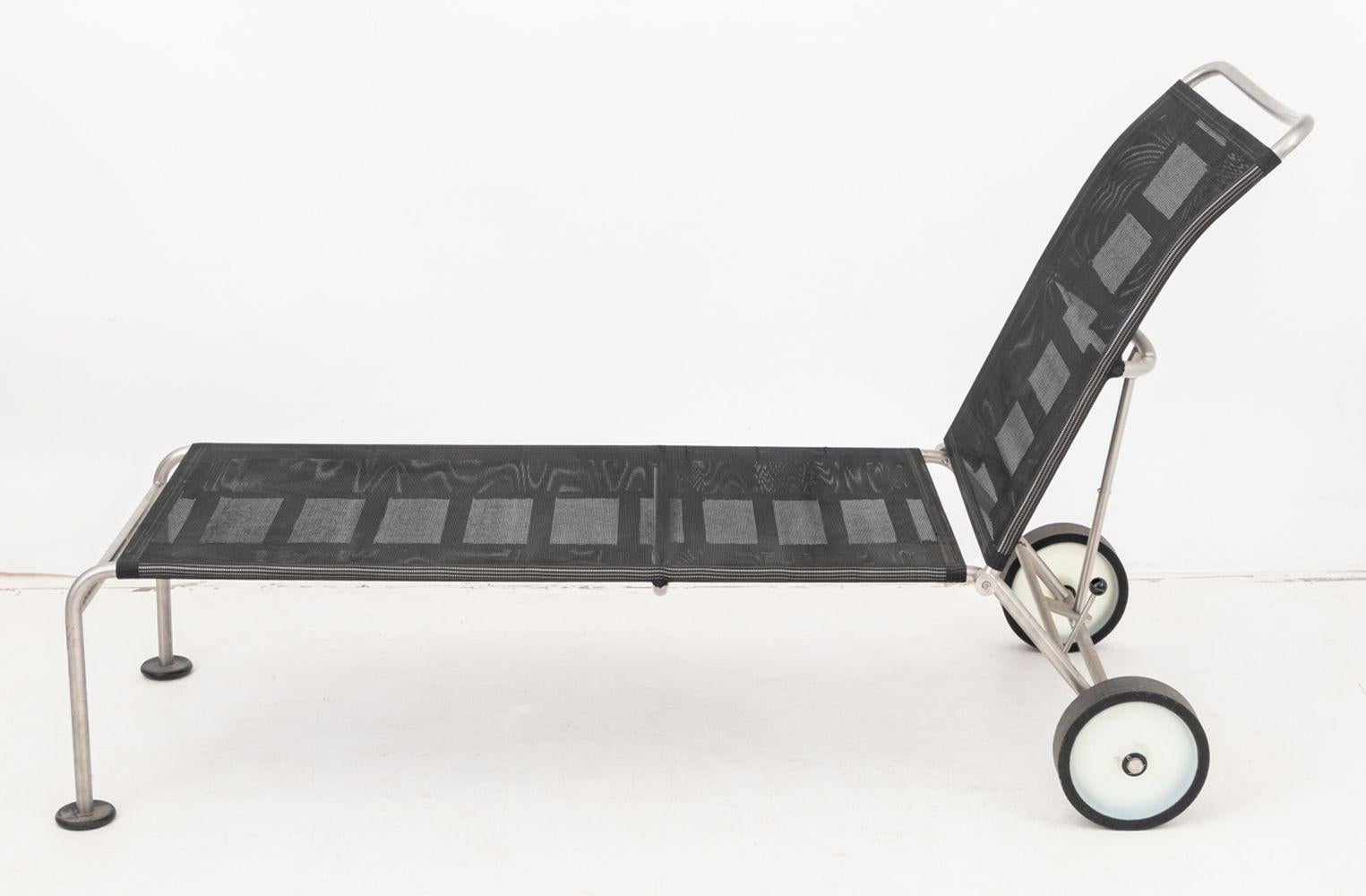 Chaise longue d'extérieur Alias en acier inoxydable brossé, avec siège en maille noire et dossier réglable sur roulettes, label 