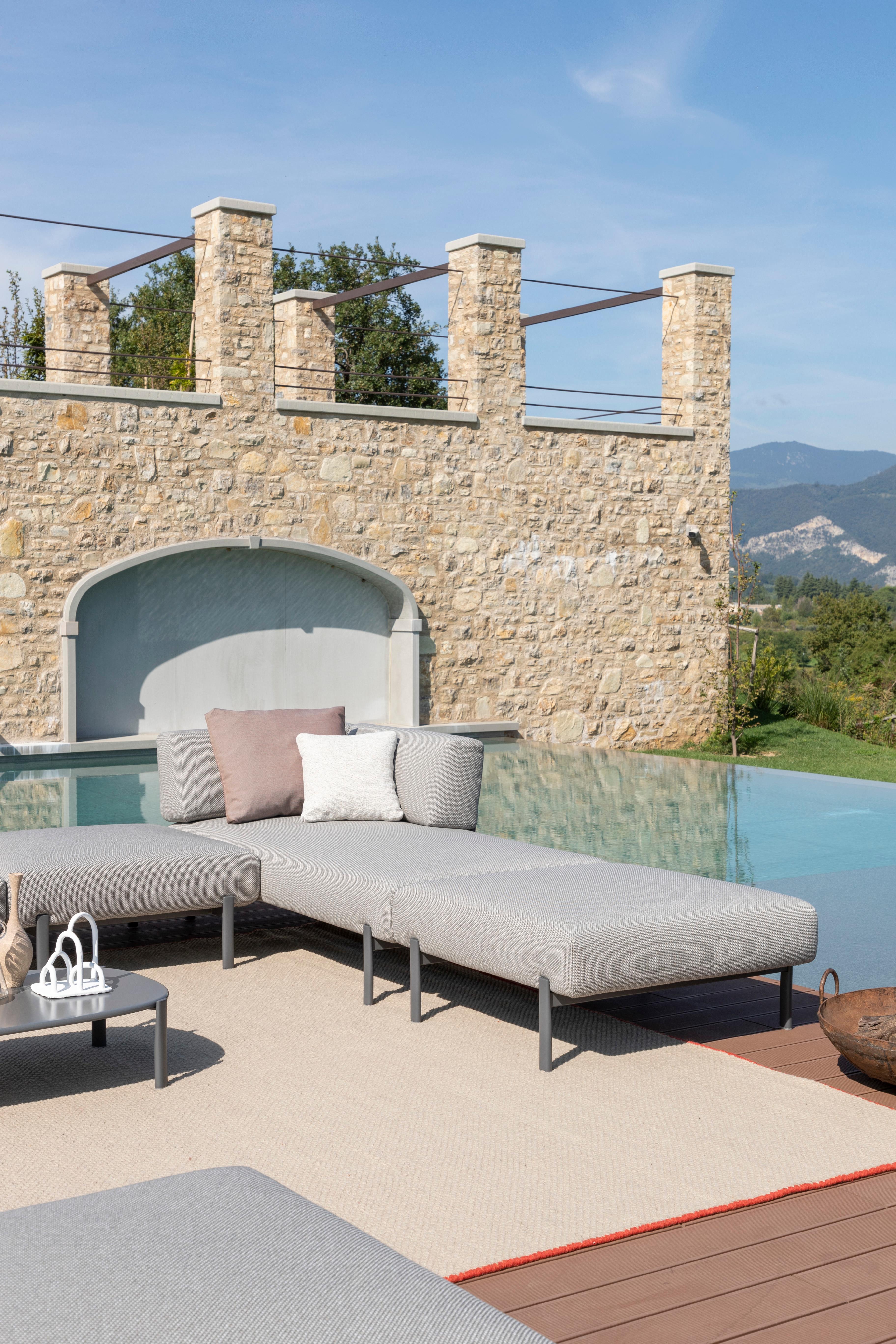 Alias T04+T06 Ten Outdoor Sofa Set in White with Sand Lacquered Aluminum Frame by PearsonLloyd

Modular central element for outdoor use with lacquered die-cast aluminium legs and stainless steel frame.Seat and back with removable cover in fabric or