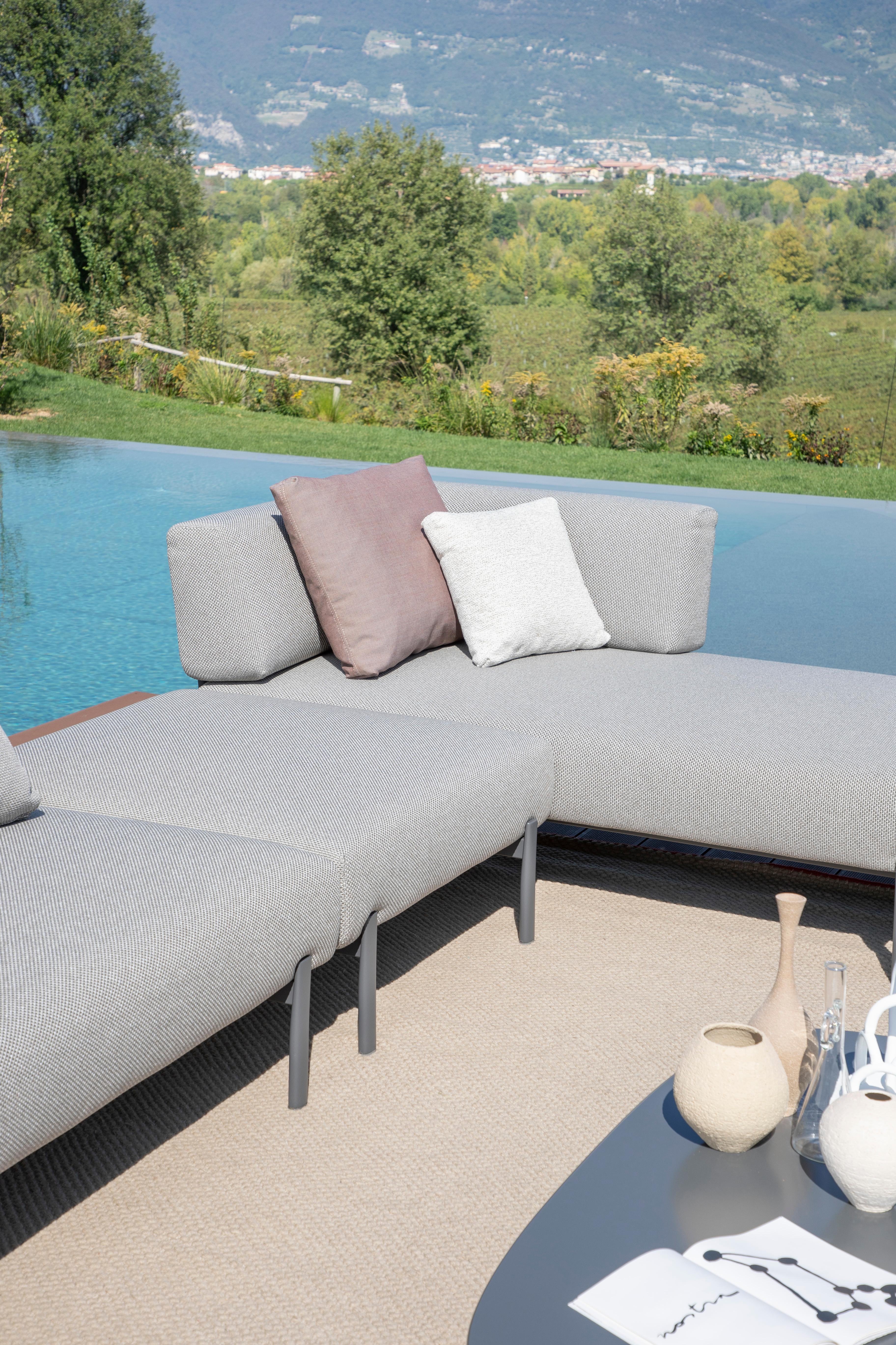 XXI secolo e contemporaneo Alias T06_O SX Ten Dormeuse da esterno in grigio con struttura in alluminio laccato nero in vendita