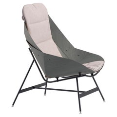 Fauteuil Time Pad d'Alinas avec tapisserie en chêne gris frêne et cadre laqué acier