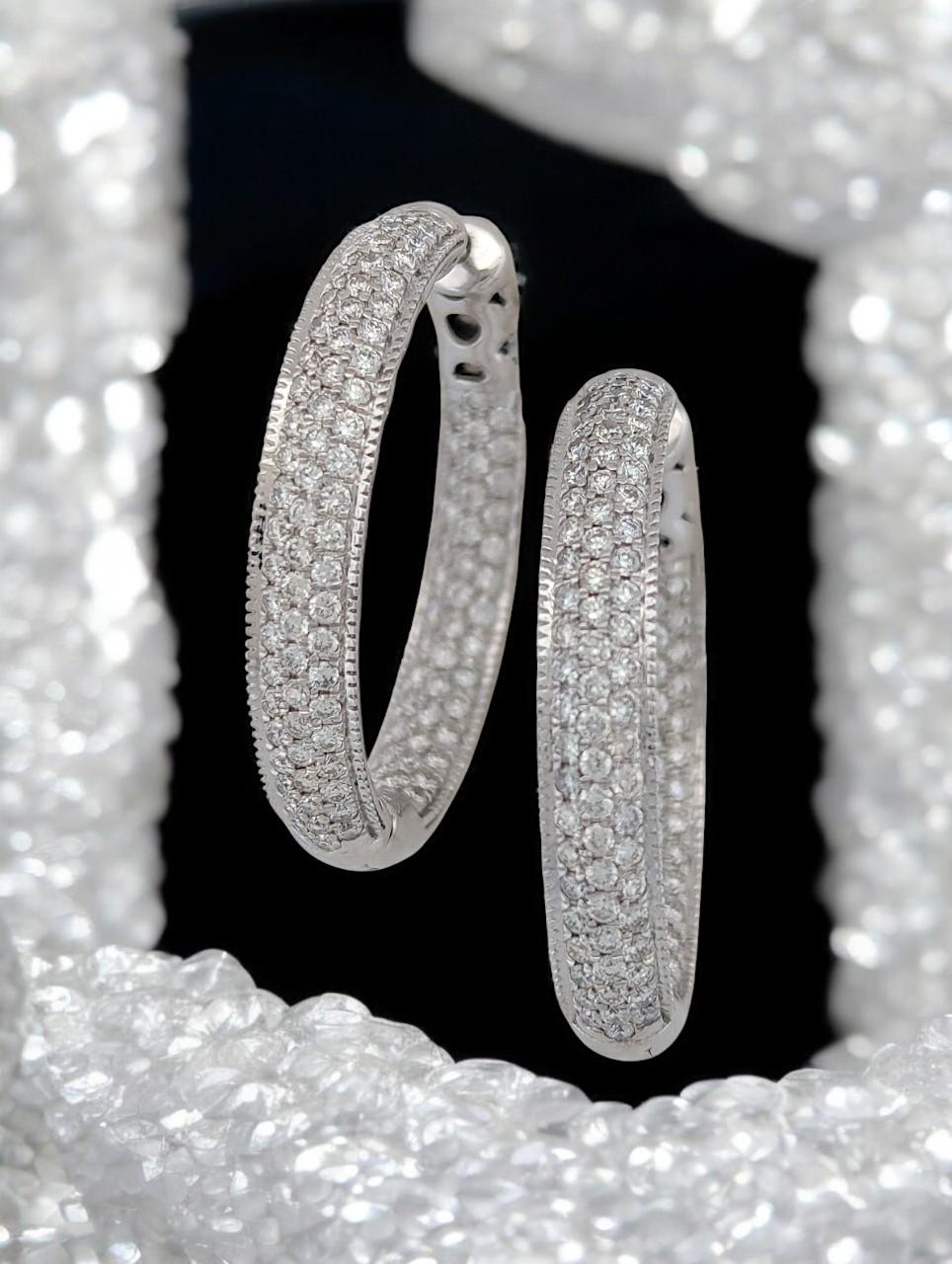 Erhöhen Sie Ihre Eleganz mit den Alice 5 Carat Diamond In and Out Hoop Earrings, die aus jedem Blickwinkel glänzen. Diese großen, mit Diamanten besetzten Creolen sind perfekt, um jedem Outfit einen Hauch von Glanz zu verleihen.

💎 5 Karat