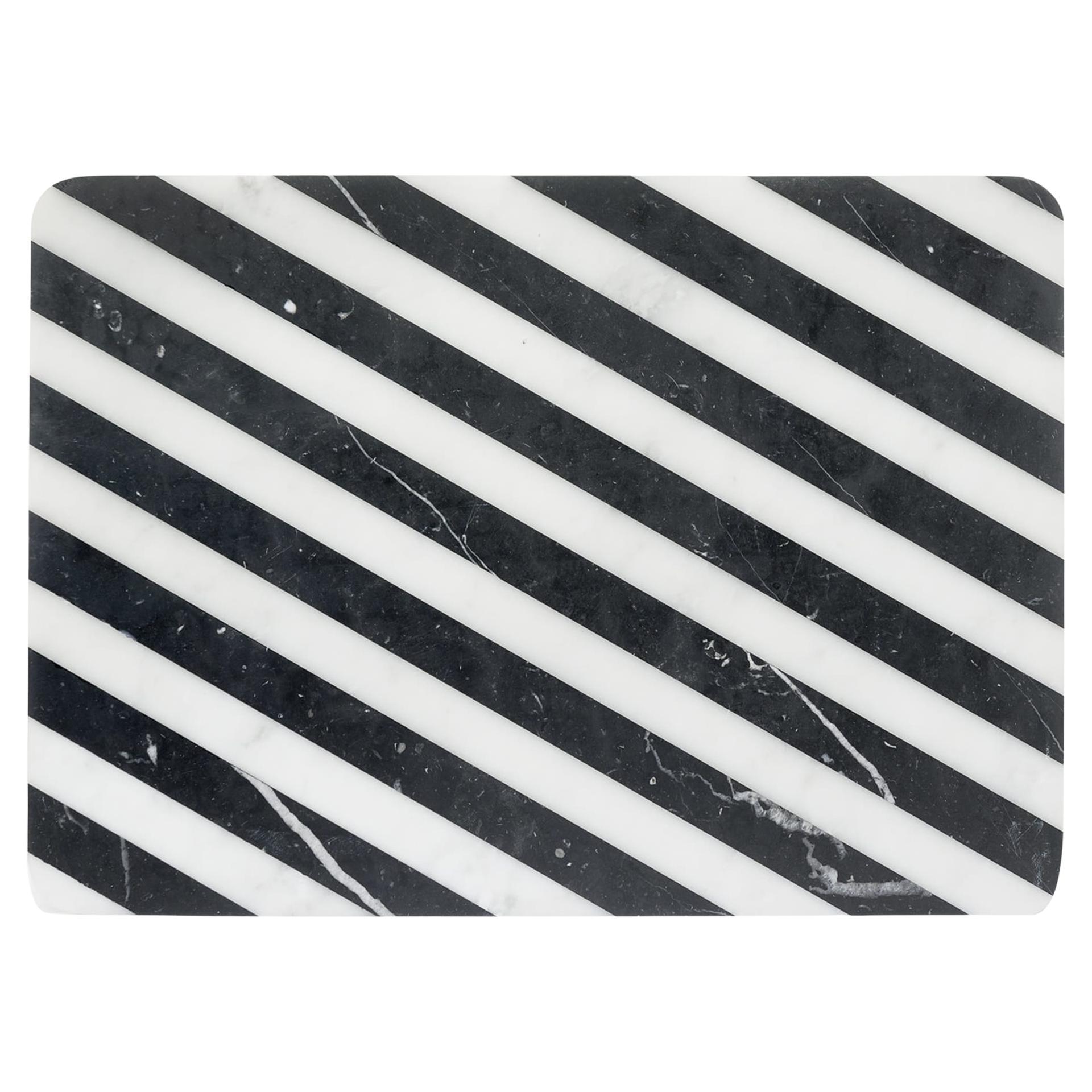Alice Chopping Board in Schwarz und Weiß von Bethan Gray
