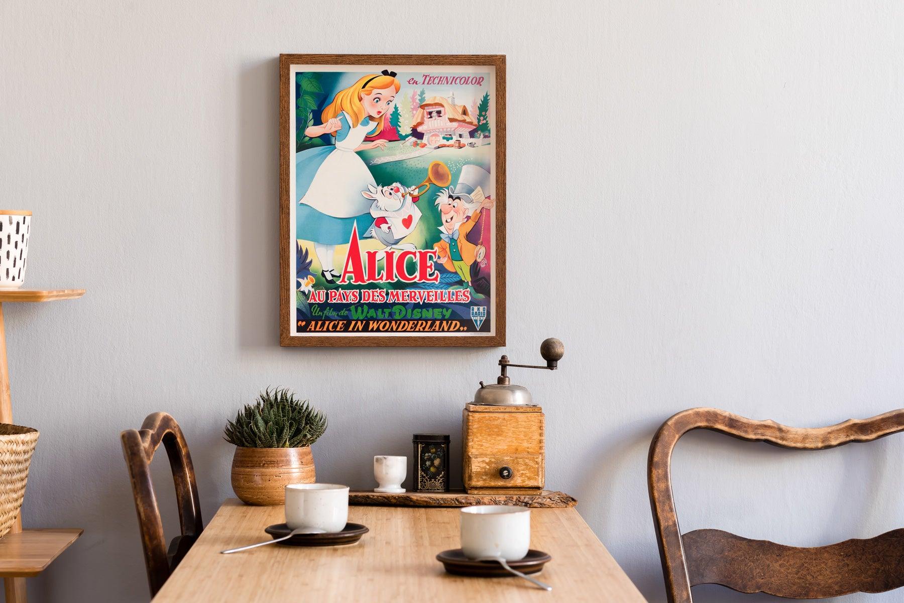 Wir lieben dieses belgische Filmplakat von 1951 für den Disney-Zeichentrickfilm Alice im Wunderland. Basierend auf Lewis Carrolls Buch 