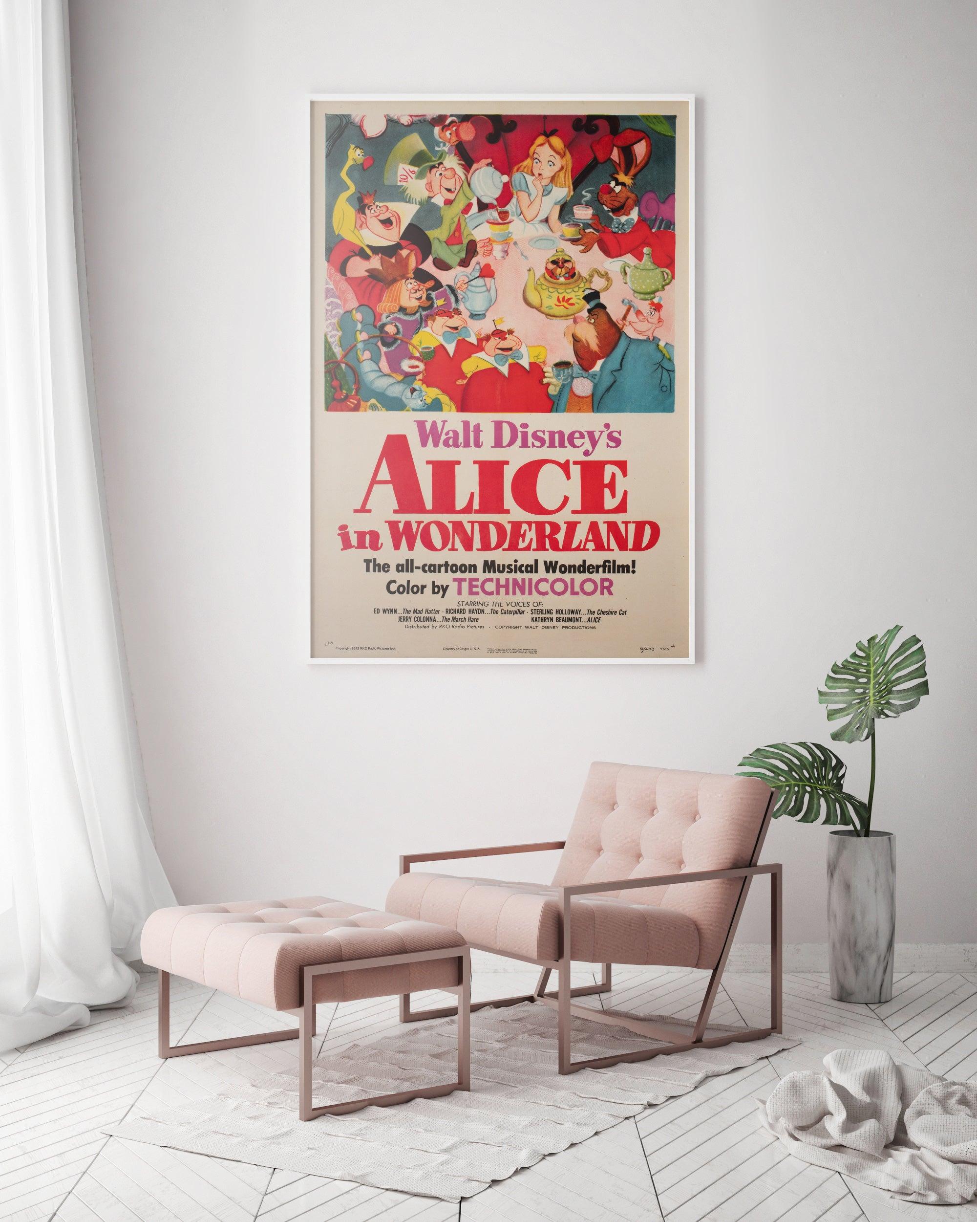 Sehr seltenes und spezielles US-Plakat aus dem ersten Jahr der Veröffentlichung von Disneys klassischem Kaninchenloch-Roman Alice im Wunderland. Einfach charmant.

Dieses Vintage-Filmplakat ist 27 3/8 x 41 Zoll groß (plus ein paar Zentimeter mehr,