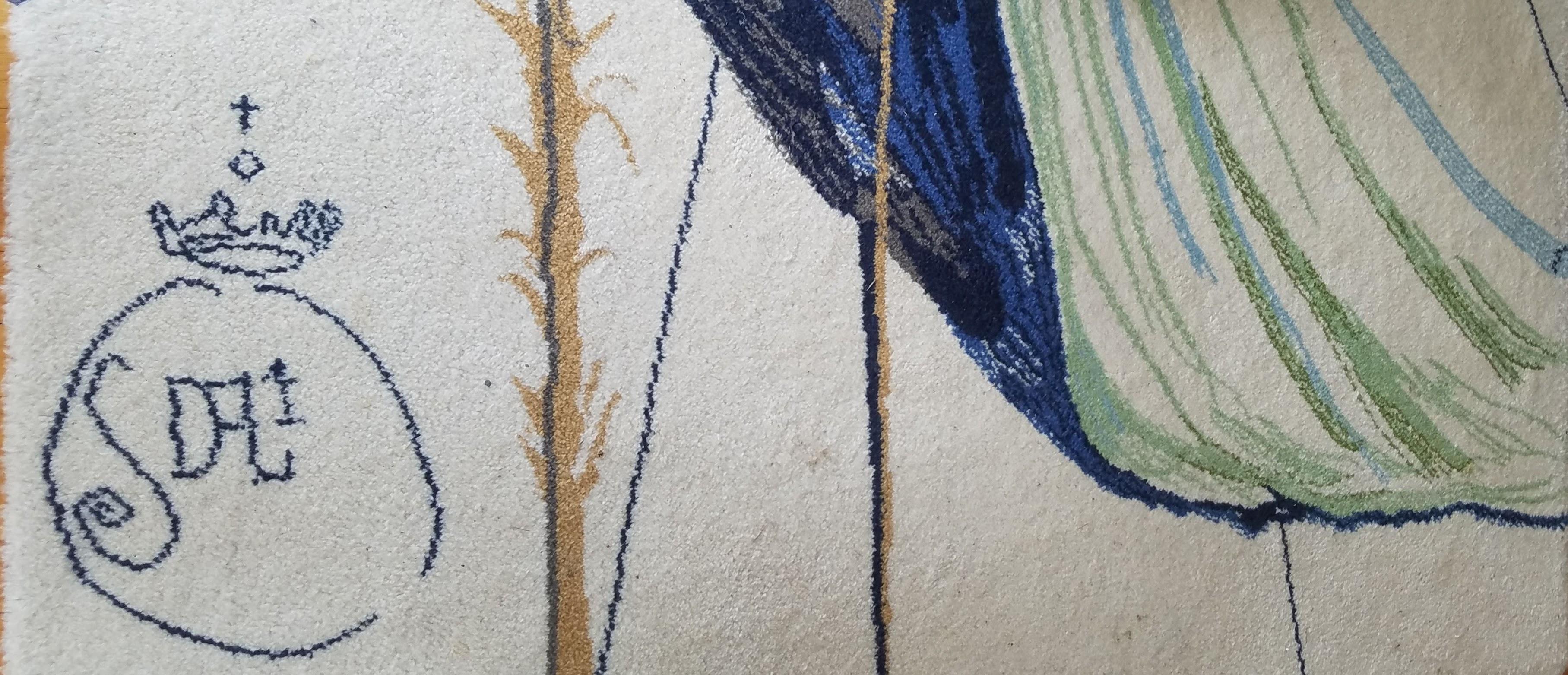 Un tapis moderniste en laine rya d'Ege Axminster A/S créé au Danemark selon les normes les plus élevées. L'image est inspirée d'une peinture de Salvador Dali (1904-1989) de 1969 interprétant l'histoire classique de Lewis Carroll, Alice au pays des