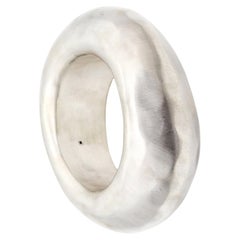 ALICE KUO Artisan 1970 – Armreif aus 925er Sterlingsilber, gebürstet und gehämmert