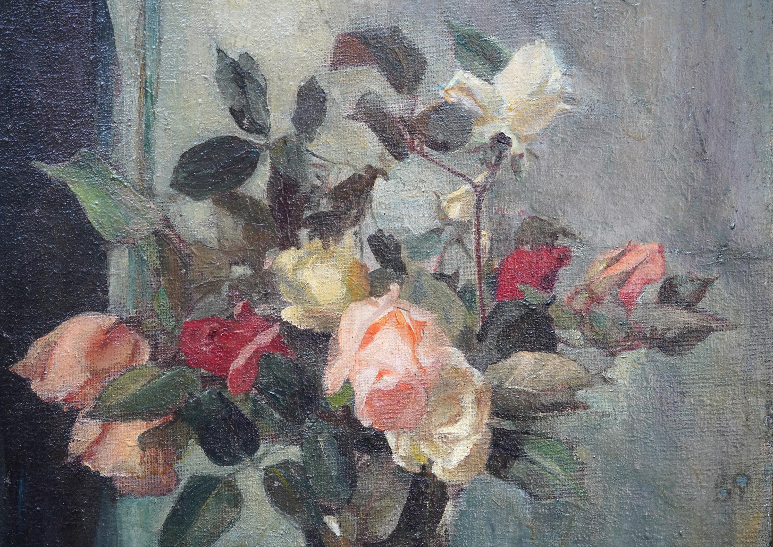 Este precioso bodegón floral británico es obra de la célebre artista Alice Mary Burton. Pintado en 1965, este bonito floral es de rosas mezcladas; rosas, amarillas y rojas con su follaje en un jarrón de cristal sobre una mesa con fondo verde claro.
