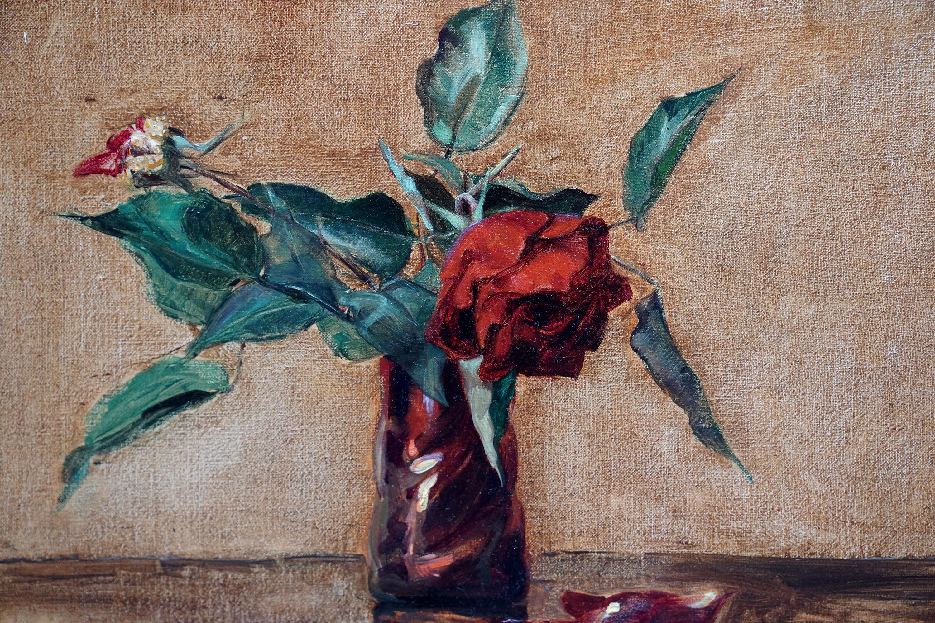 Stillleben mit roter Rose in Vase – britisches Blumen-Ölgemälde aus den 1930er Jahren (Realismus), Painting, von Alice Mary Burton