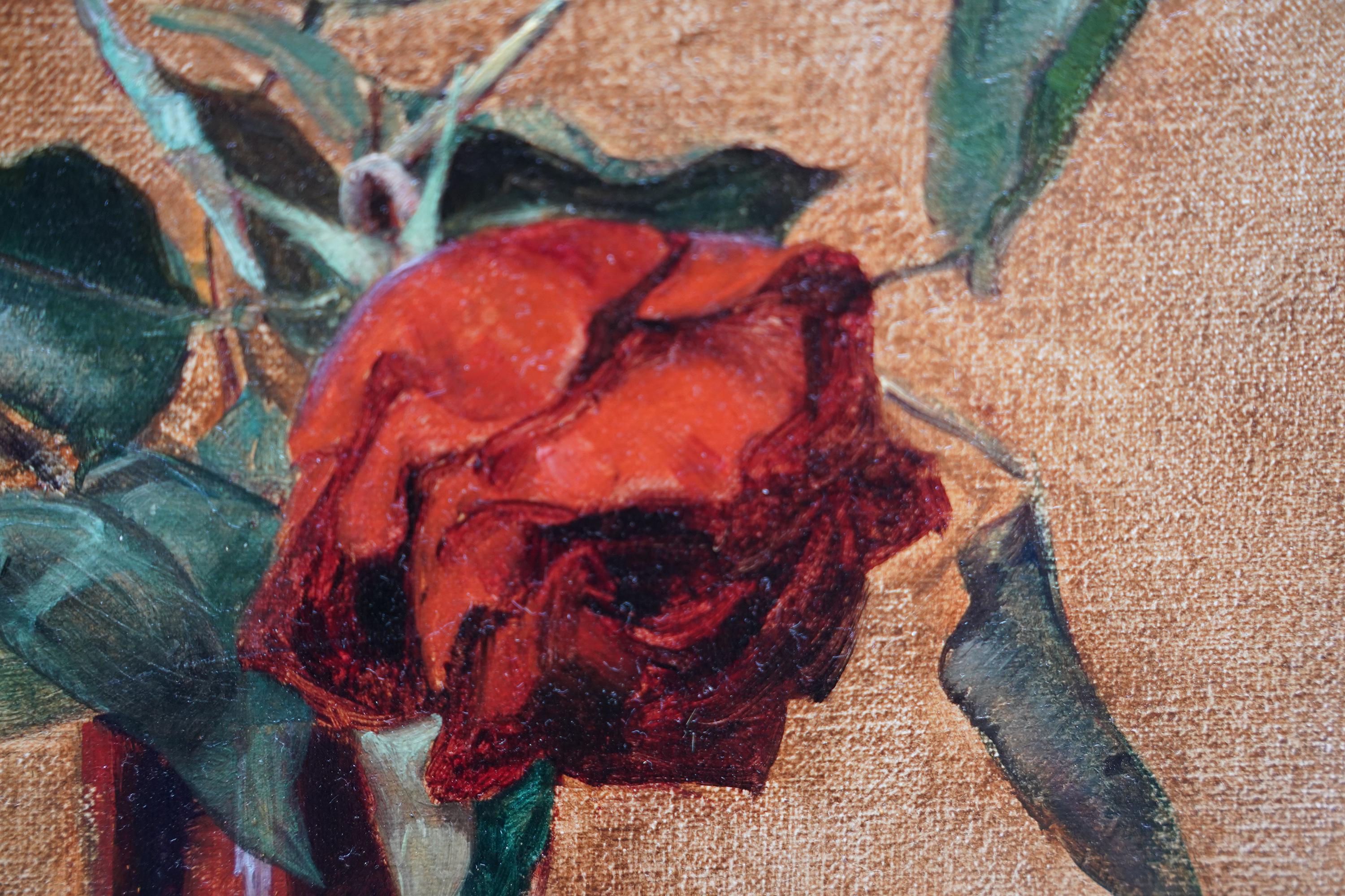 Stillleben mit roter Rose in Vase – britisches Blumen-Ölgemälde aus den 1930er Jahren im Angebot 3