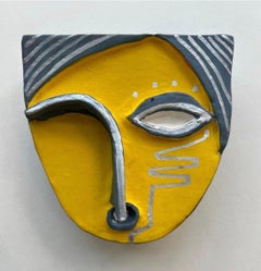 Masque 4 en argile jaune et argenté d'Alice Mizrachi