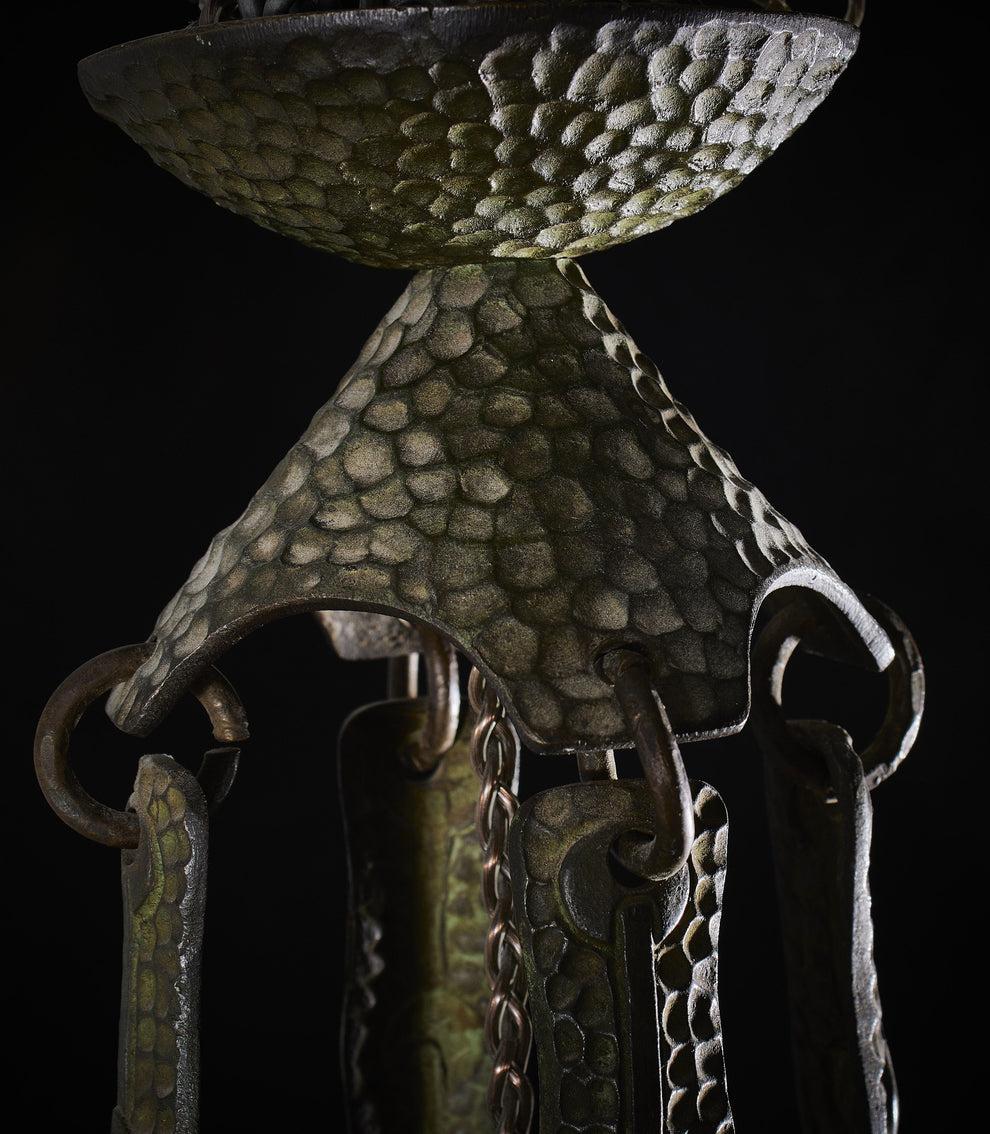 Lampada in bronzo massiccio con paralume in vetro, splendidamente dettagliata, realizzata e firmata da Alice Nordin per Böhlmarks, Svezia. Jugend 1910.

