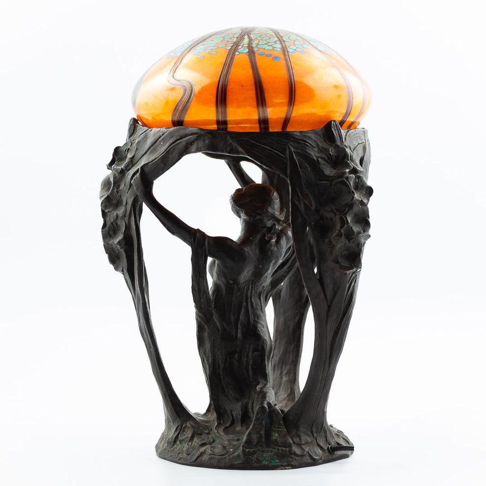 An Alice Nordin Art Nouveau table lamp with shade in iridescent glass. And base in solid bronze. A beautiful and rare sculptural lamp. Early 1900s, Sweden. Manufatured by Herman Bergman.

Total height 47cm/18.5