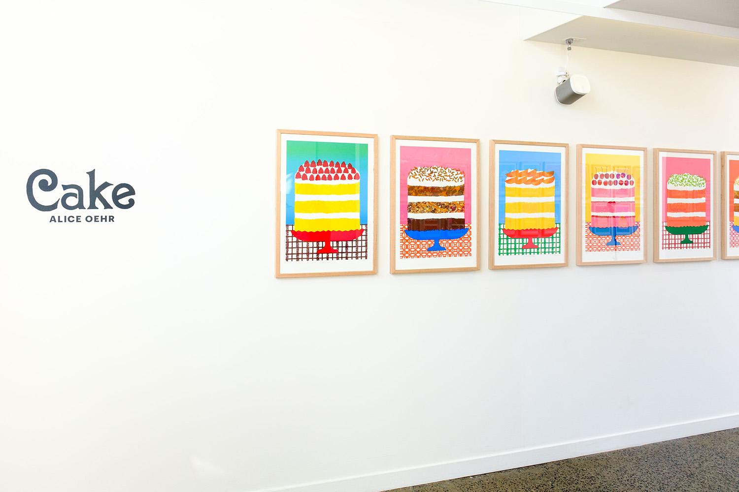 En esta serie, Alice explora las cualidades gráficas de los pasteles y el romanticismo de las pastelerías utilizando una combinación de técnicas de grabado. Trabajando con serigrafías en capas, estarcido, impresión risográfica, estampación y