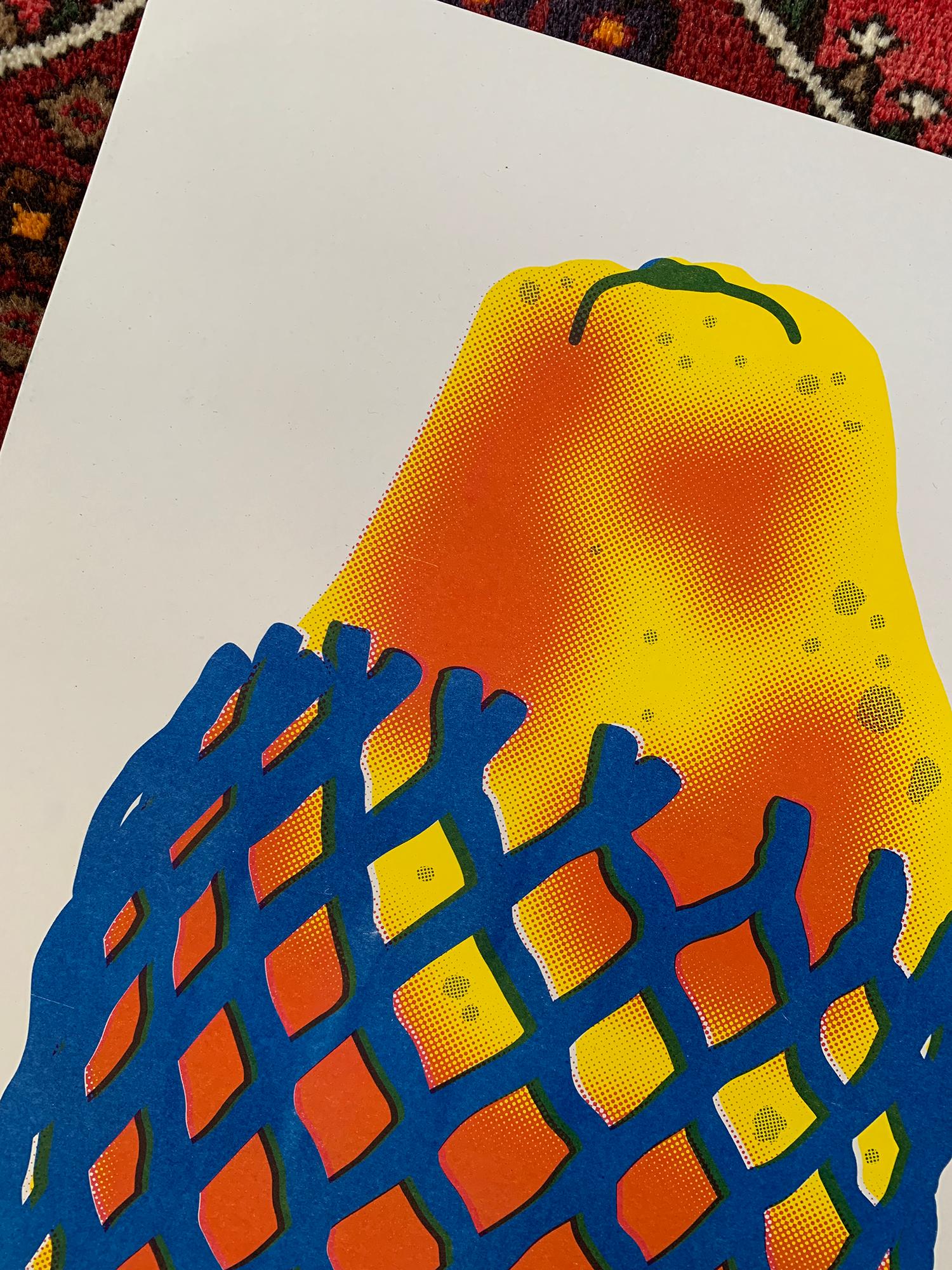 Impression risographe de fruits de Papaya enveloppée - Gris Print par Alice Oehr