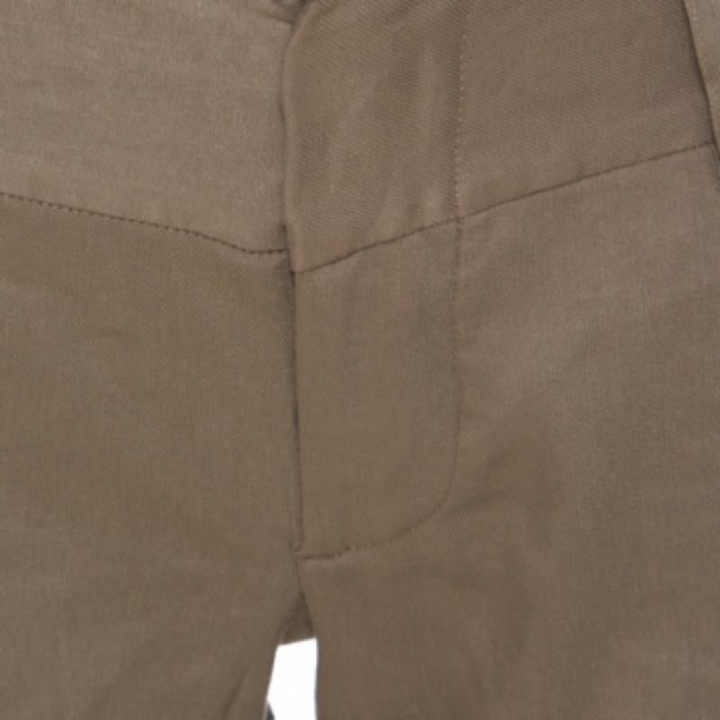Soyez à la pointe de la mode avec cette jolie paire de shorts Alice + Olivia. Ce short beige en lin mélangé présente des ourlets à revers et des poches sur les côtés et à l'arrière. Cette création peut être bien assortie avec des baskets, un top