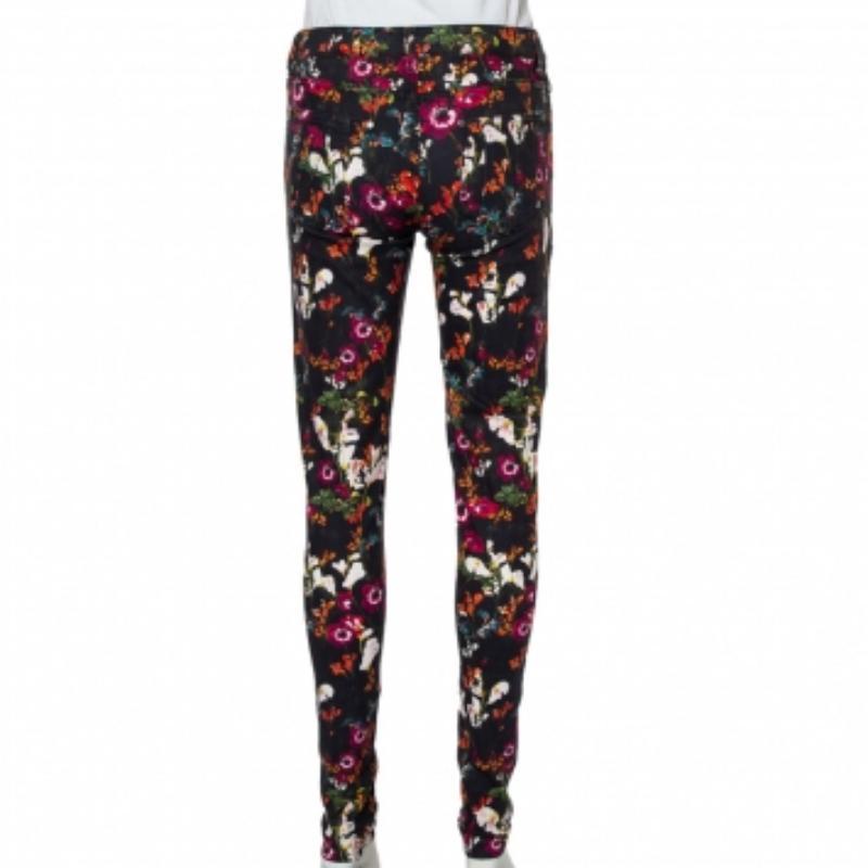 A casual pair of skinny-fit jeans for women by Alice + Olivia. Made from a cotton blend, the floral-printed pair of jeans has five pockets, front zip-button closure, and a comfortable fit.