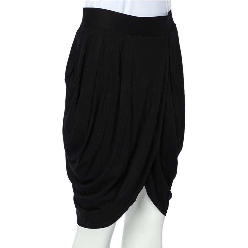 Encompassing all the latest trends from the runway this skirt by Alice + Olivia is the epitome of a classy look. Smartly draped, this jersey-crafted skirt is a chic choice for a host of occasions that can easily transform to fit the evening party as