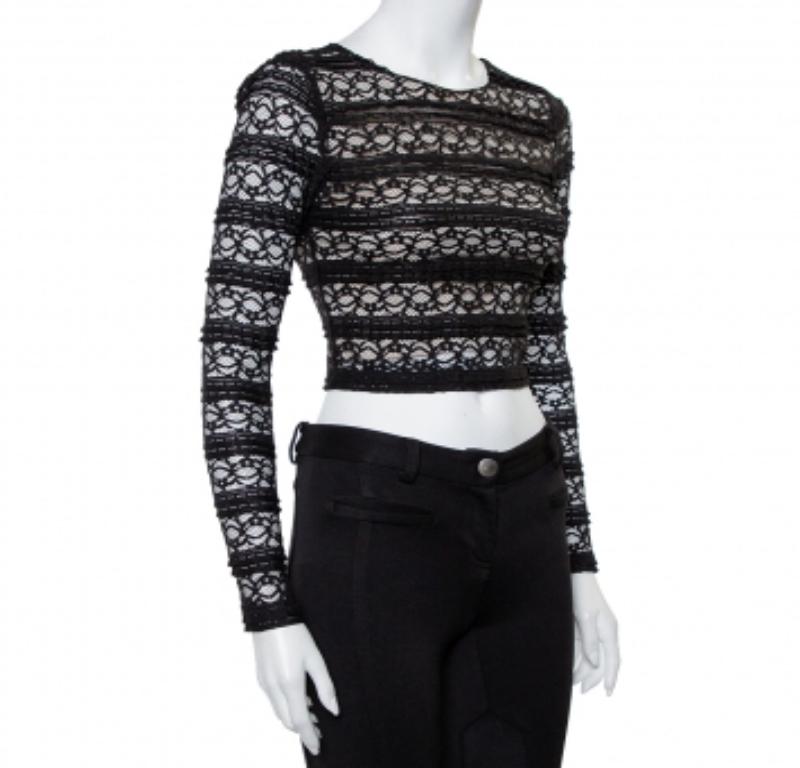 Questo crop top nero di Alice + Olivia promette di aggiungere stile al tuo guardaroba. Presenta una struttura in pizzo, uno scollo rotondo, maniche lunghe e un taglio sulla schiena con chiusura a zip. Ti garantirà una vestibilità fantastica!