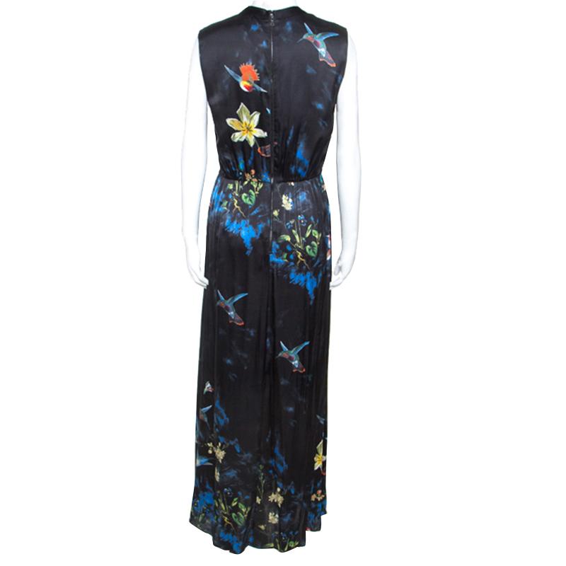 This Alice + Olivia dress is brilliant in a way that will make everyone halt. Designed as a sleeveless with front buttons, it has a luscious forest-printed exterior that is enhanced with a gorgeous play of colours and a tie at the waist. This