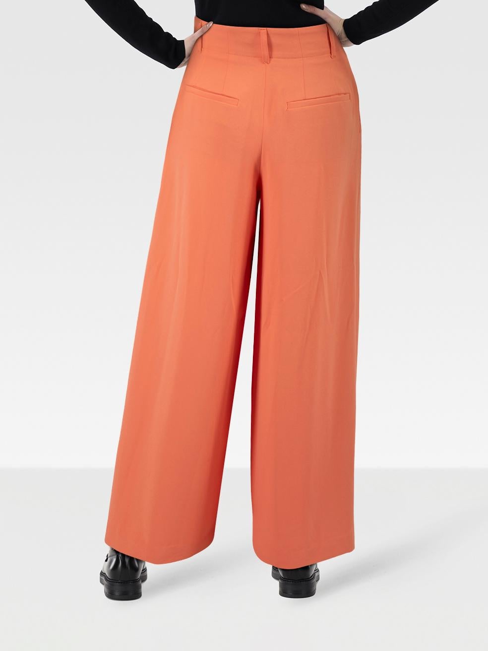 CONDITION is Very good. Minimal wear to the trousers is evident. Discolouration on the lower back of the left trouser leg towards the hem. Loose hem stitching on the right trouser leg on this used Alice + Olivia designer resale item. Discolouration