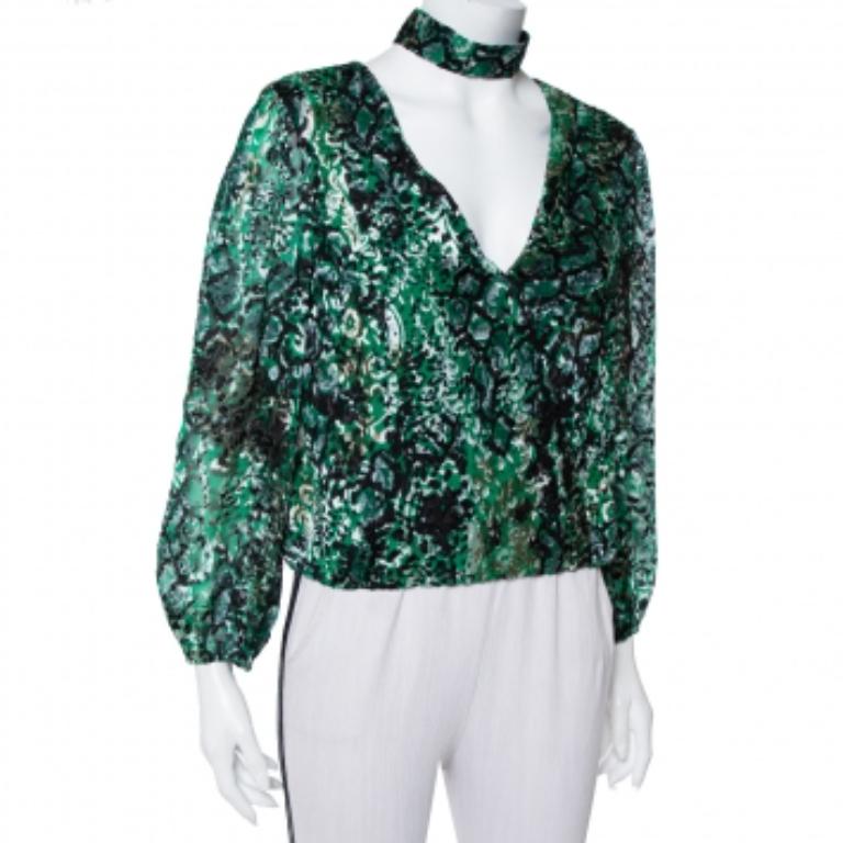 This designer top by Alice + Olivia skillfully merges elegant tailoring and statement detailing with a casual, simple silhouette. The women's top has long sleeves, a V neckline, and animal prints all over. The creation is accompanied by a matching