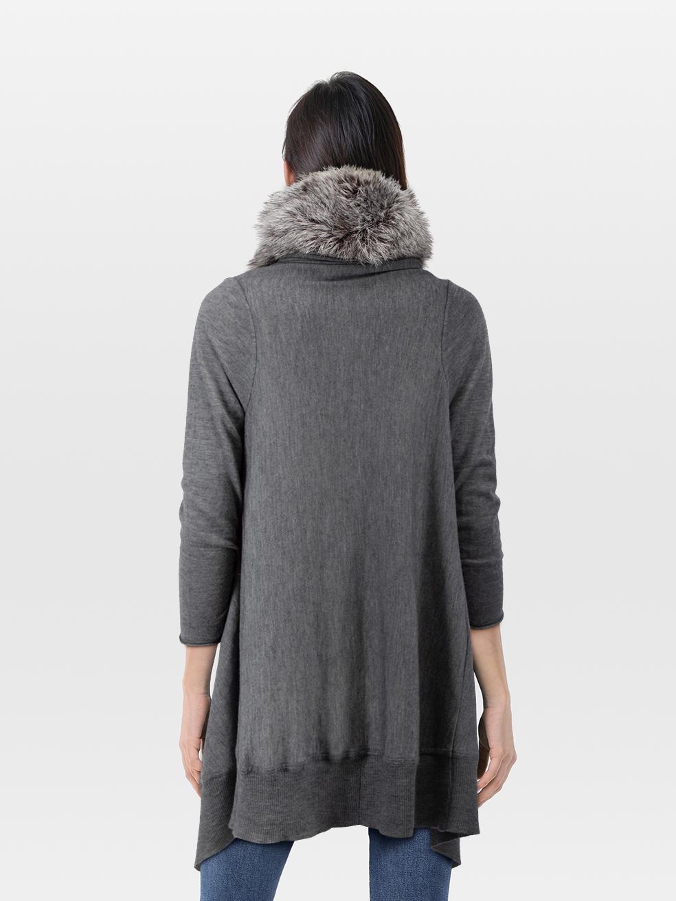 L'ÉTAT est très bon. Le cardigan n'a subi qu'une usure minime. Bouton manquant à l'arrière du cou reliant le col en fourrure. Légères bouloches sur cet article de revente Alice + Olivia.
 
 
 
 Détails
 
 
 Gris
 
 Laine
 
 Cardigan en tricot
 
 Col