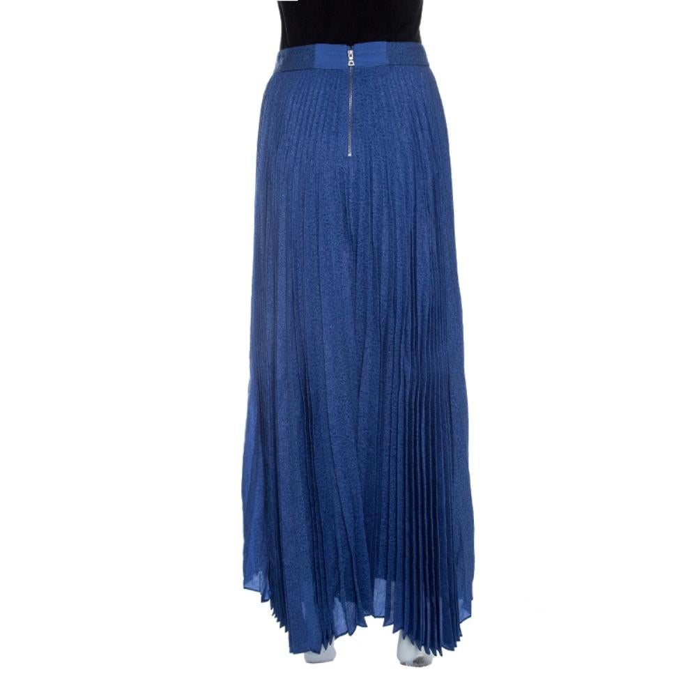 Presented by the house of Alice+Olivia, this classy accordion pleated skirt is the perfect choice for a swanky appearance. Enhanced by a subtle hint of lurex, giving it a luxurious shine, this maxi skirt is a chic way to make all heads turn your