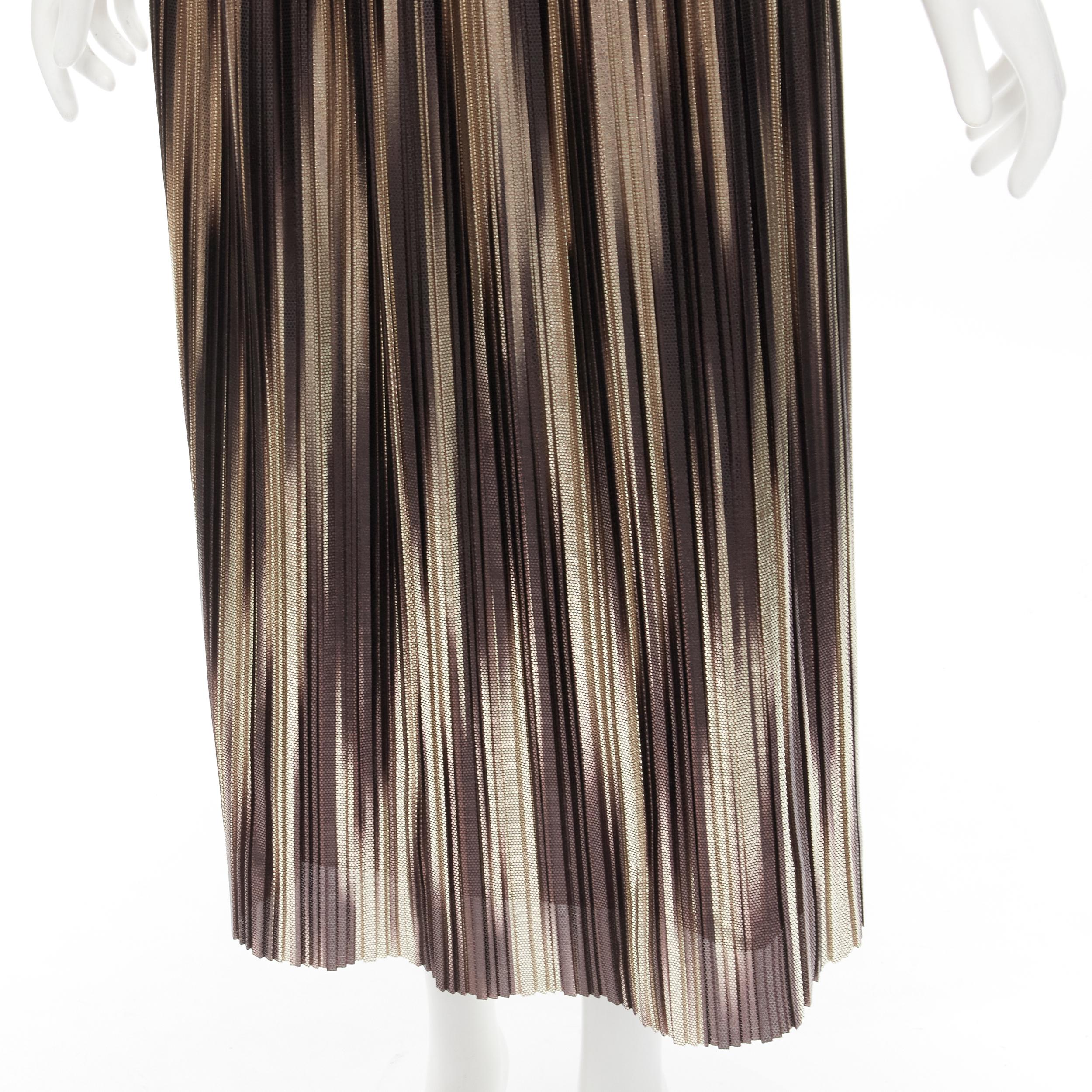 ALICE OLIVIA metallic gold pleated plisse midi skirt US8 M
Brand: Alice Olivia
Material: Polyester
Color: Gold
Pattern: Solid
Closure: Zip
Extra Detail: Stretchy waist band with zip back closure
Made in: China

CONDITION:
Condition: Excellent, this