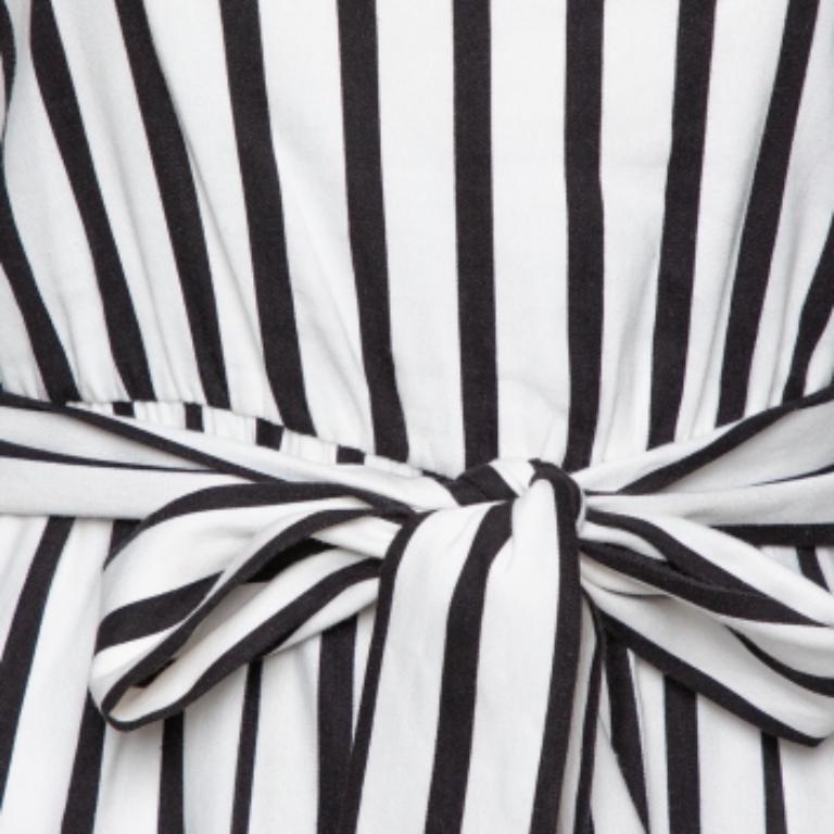 Dress up in this Alice + Olivia jumpsuit to project an effortless look. Characterized by impeccable tailoring and a monochrome look, this jumpsuit can easily be paired with both flats as well as heels.