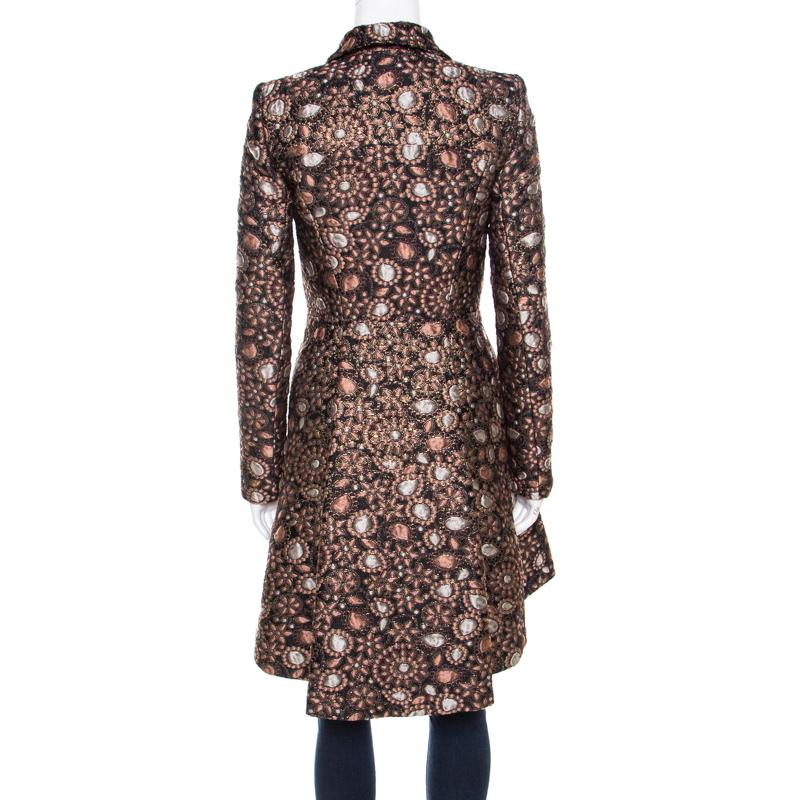 Keep yourself stylish and very glamorous in Alice + Olivia's Veronika coat. A chic piece that will fabulously complement your evening separates; this coat flaunts the label's immaculate love for elegance and luxury. It is cut from a blend of fine