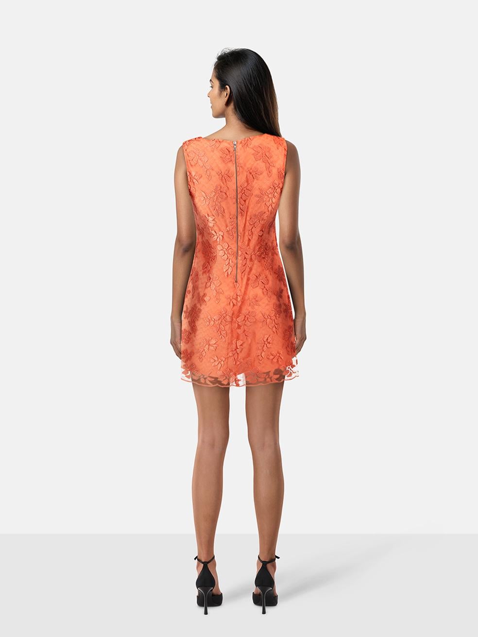 L'ÉTAT est très bon. Cet article de revente Alice + Olivia ne présente pratiquement aucune trace d'usure visible sur la robe. Veuillez noter que l'étiquette de la taille est décolorée.
 

 

 

 Détails
 

 

 Orange
 

 Polyester
 

 Robe
 

